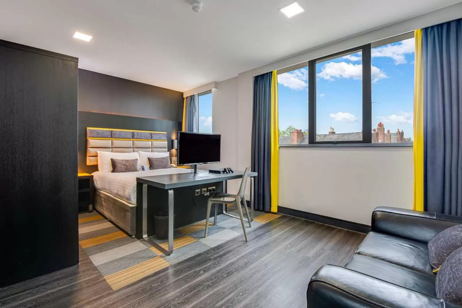 Bedroom, Bed in Roomzzz Chester City