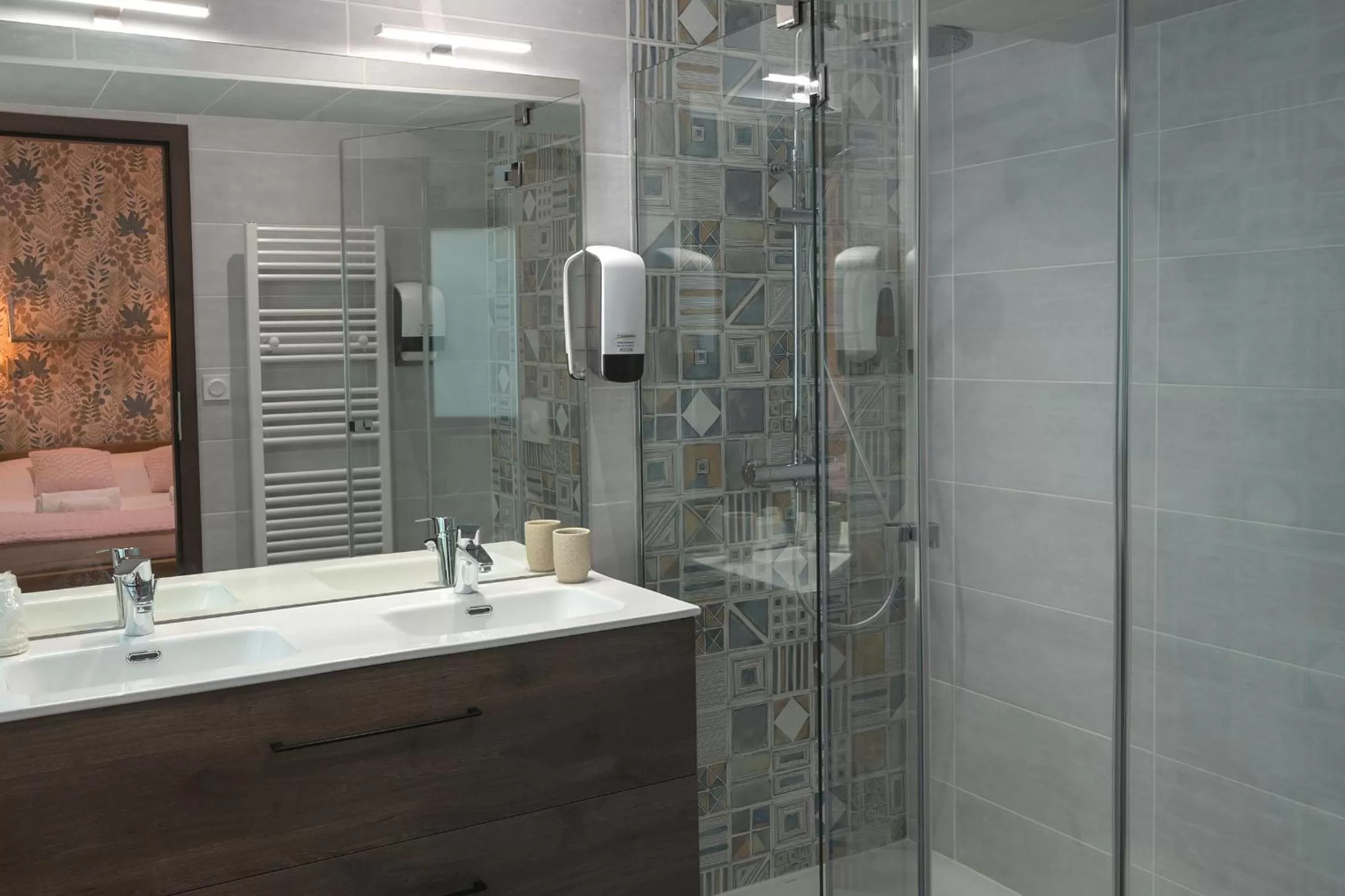 Shower in Hotel De La Croisée