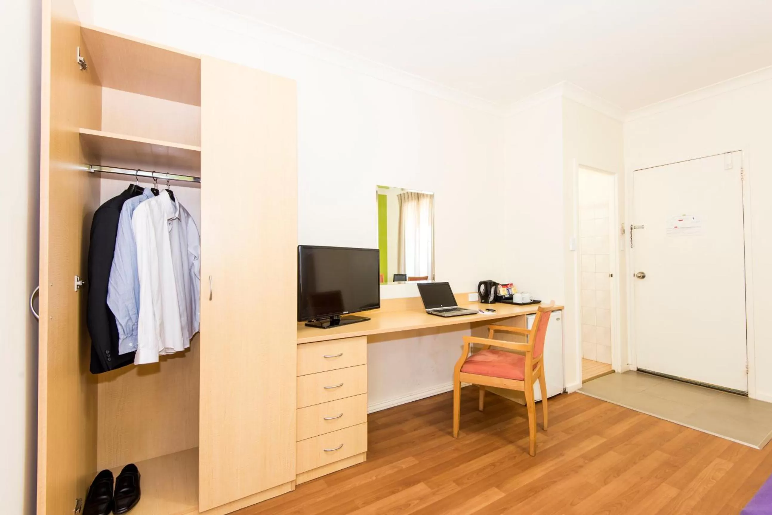 Seating area, TV/Entertainment Center in Hedland Hotel