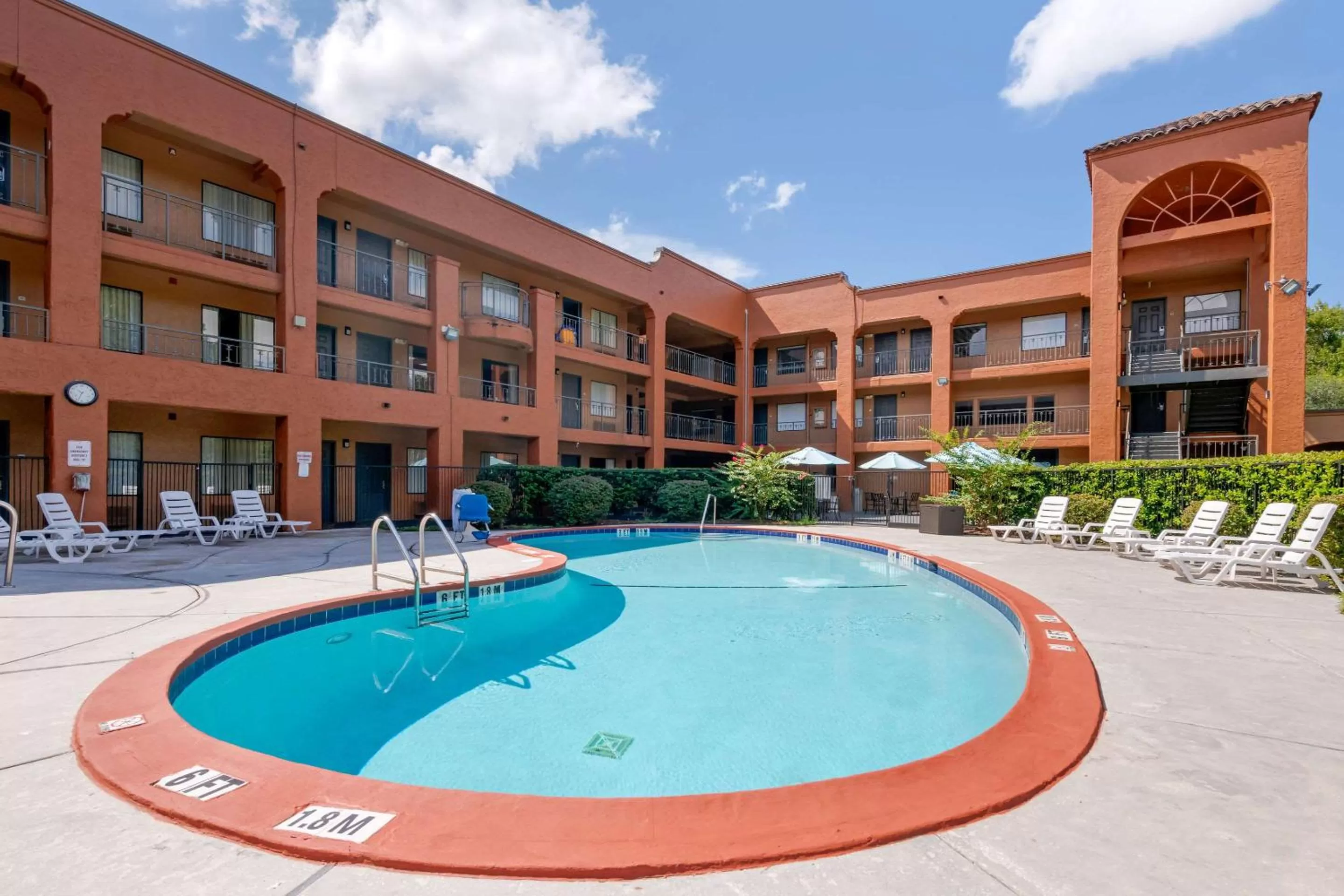 Swimming pool in Quality Inn & Suites Jacksonville-Baymeadows