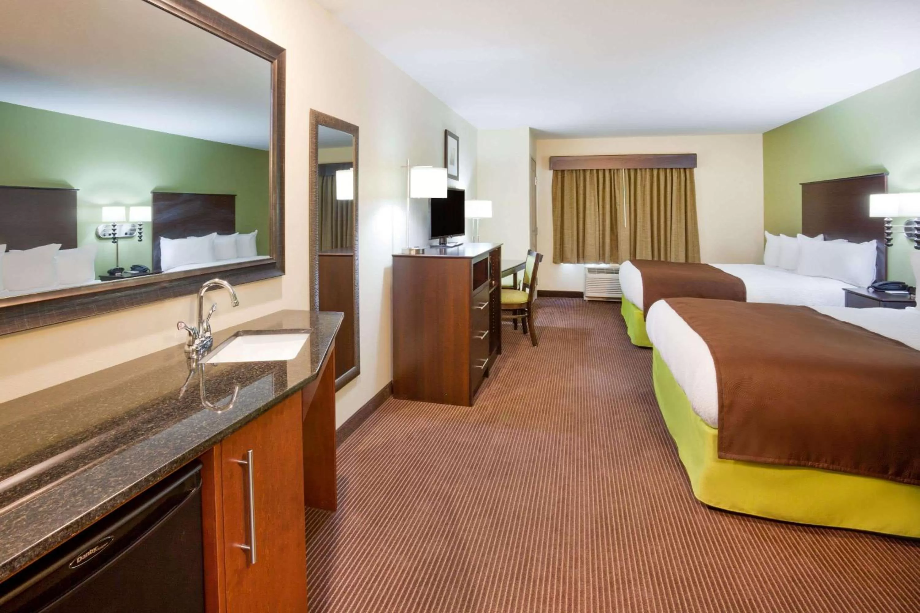 Photo of the whole room, Bed in AmericInn by Wyndham Hartford SD