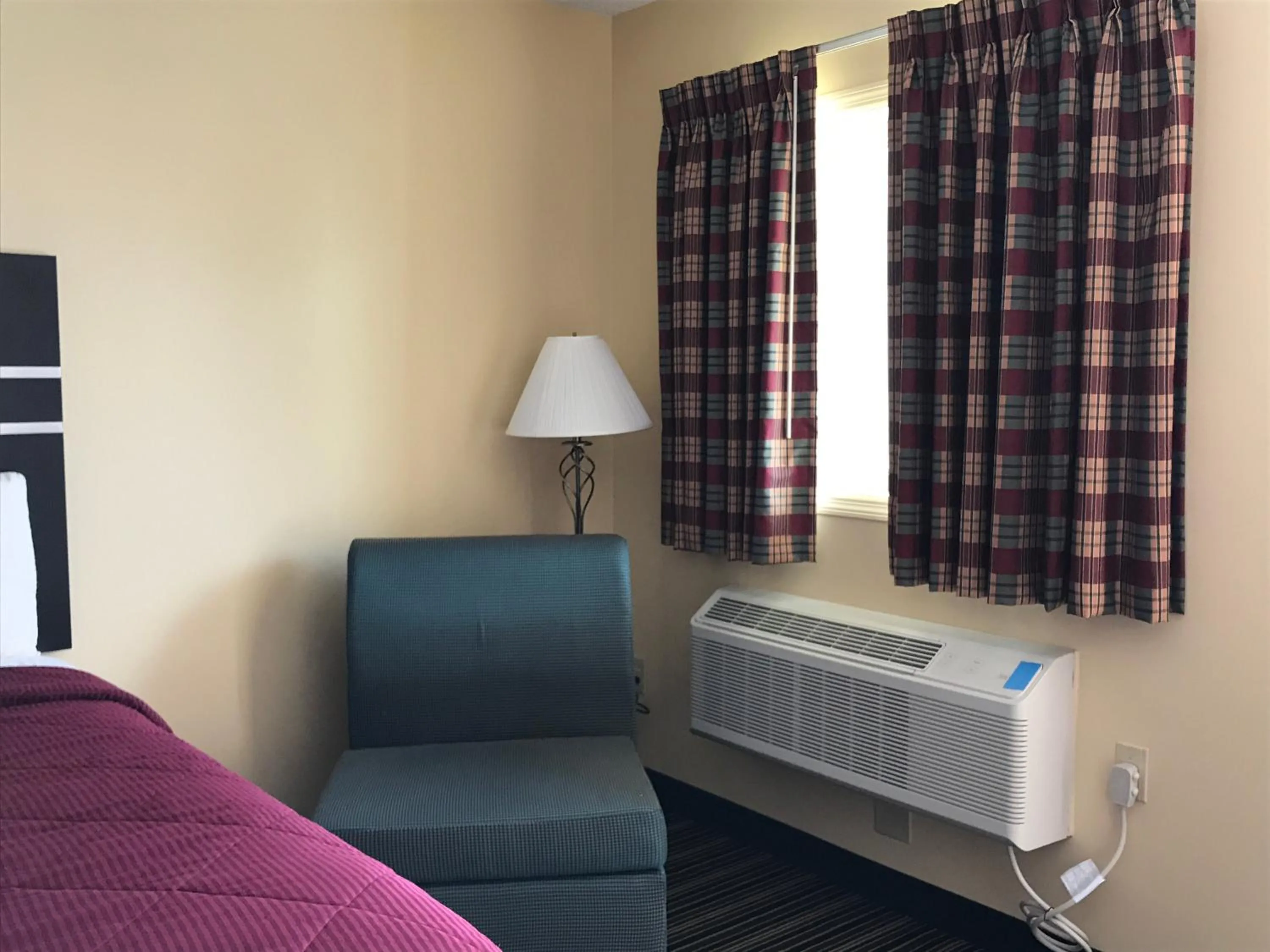 Seating area, Bed in Soudersburg Inn & Suites Lancaster