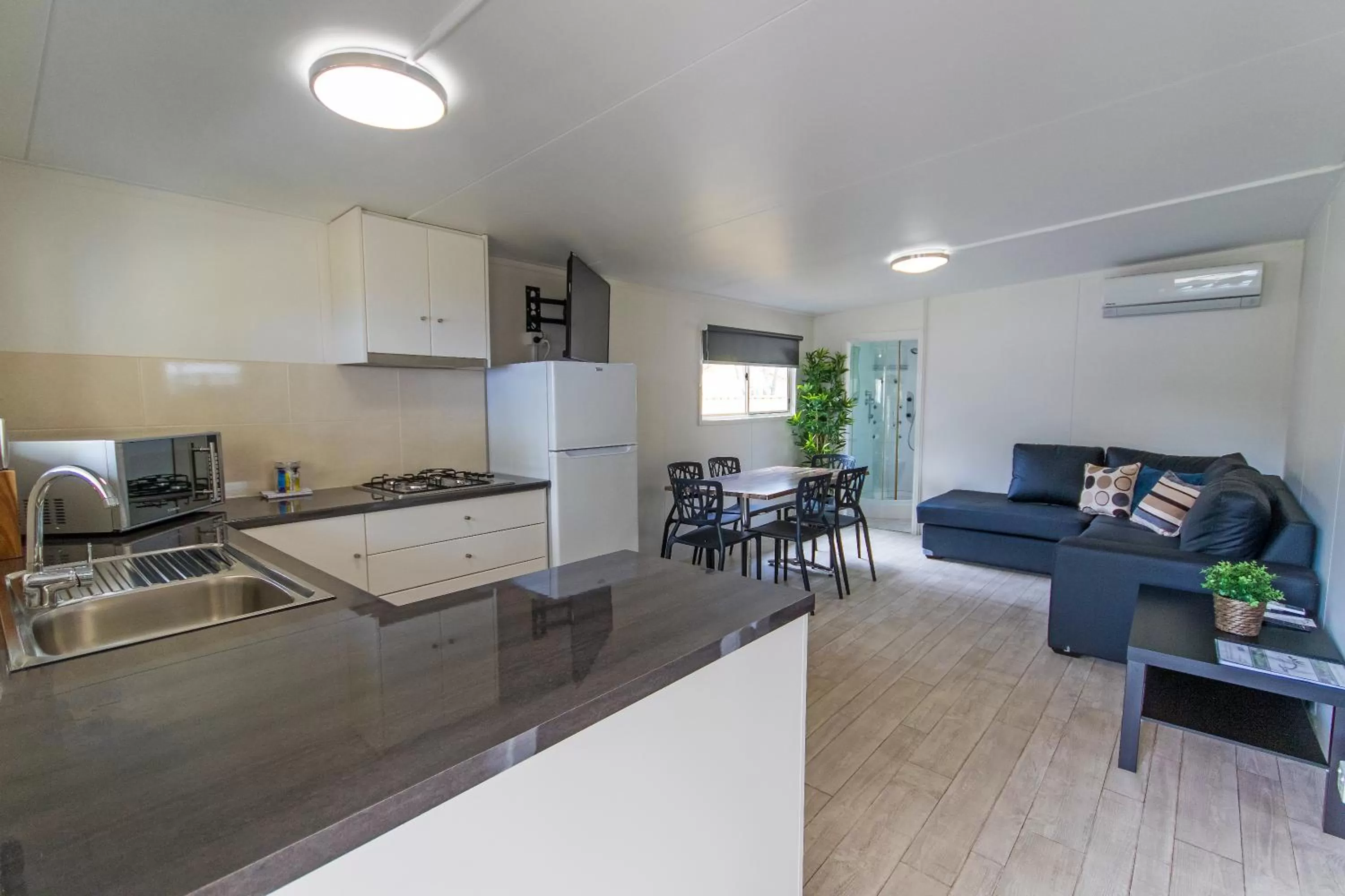Kitchen or kitchenette in Esk Caravan Park & Rail Trail Motel