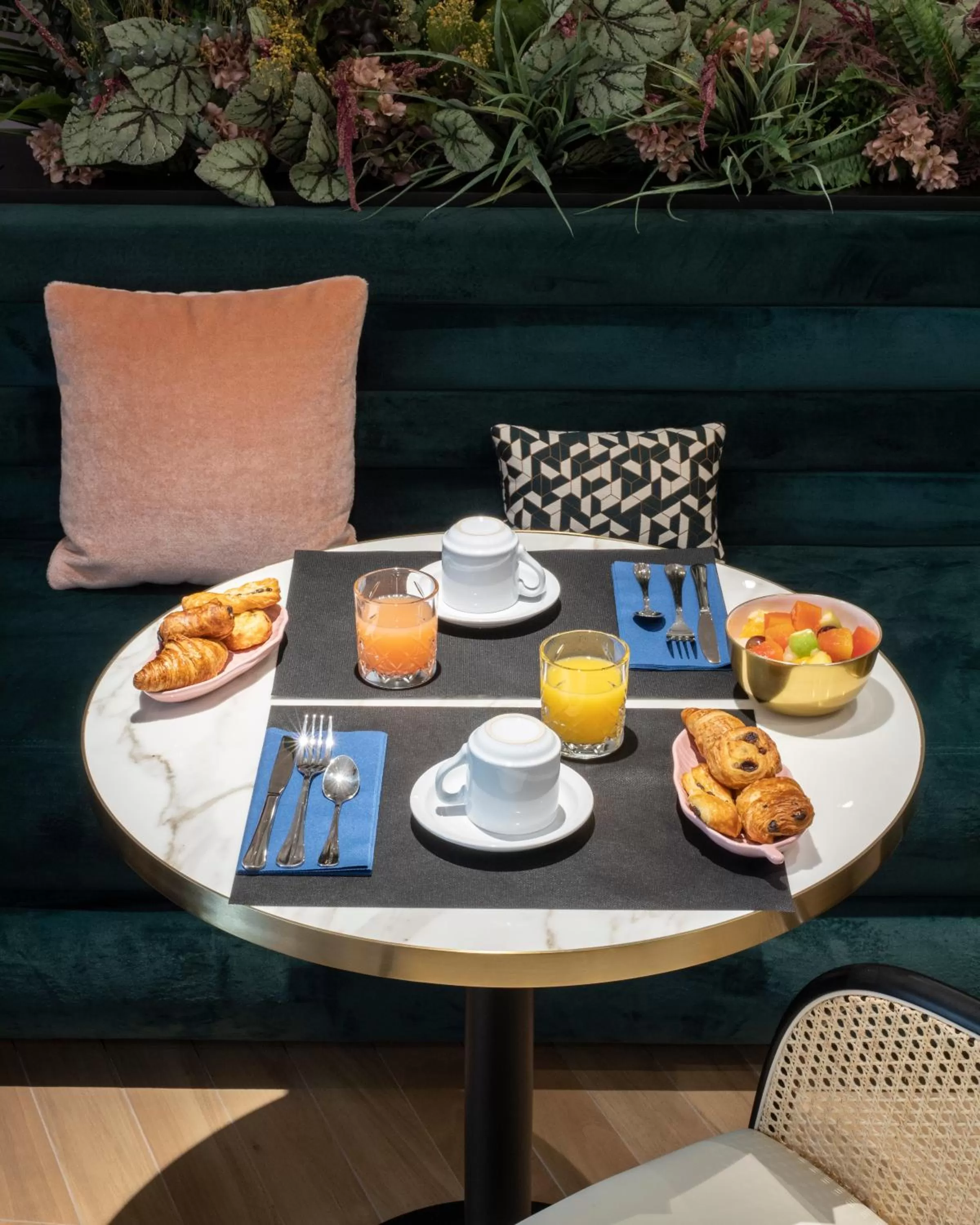 Food and drinks in Hôtel Parisianer