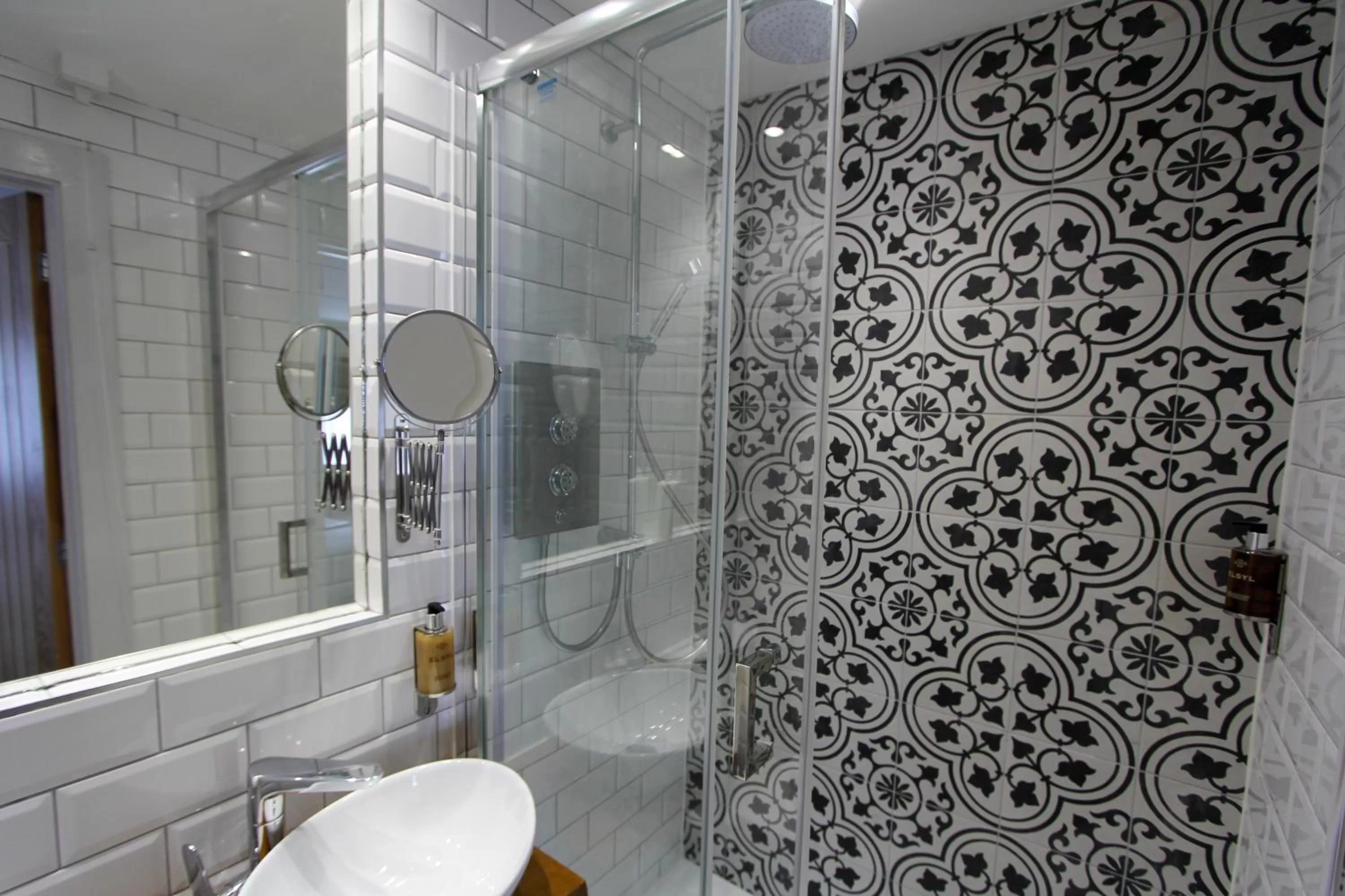 Bathroom in Tyr Winch