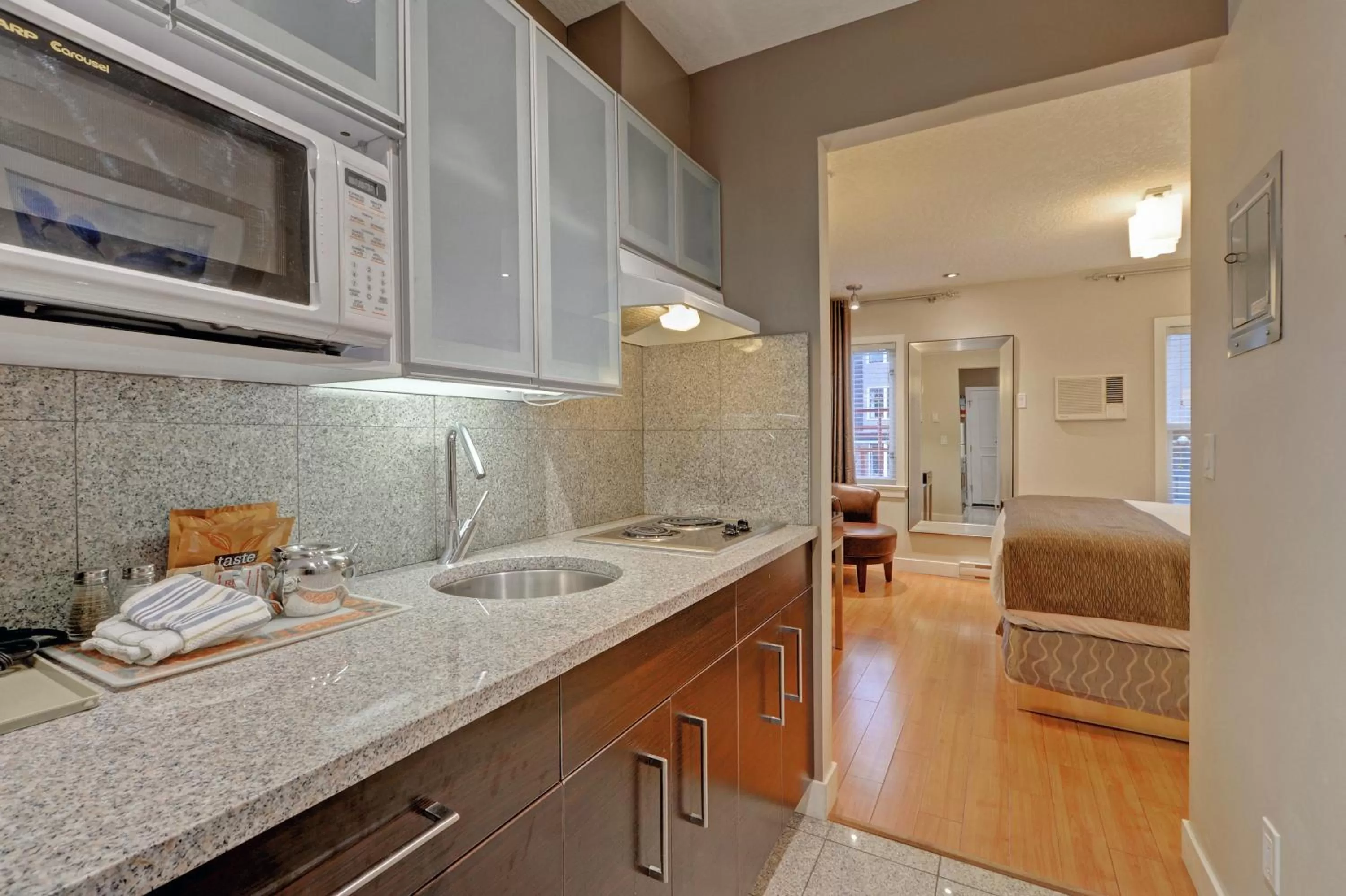 Kitchen or kitchenette in Helm's Inn