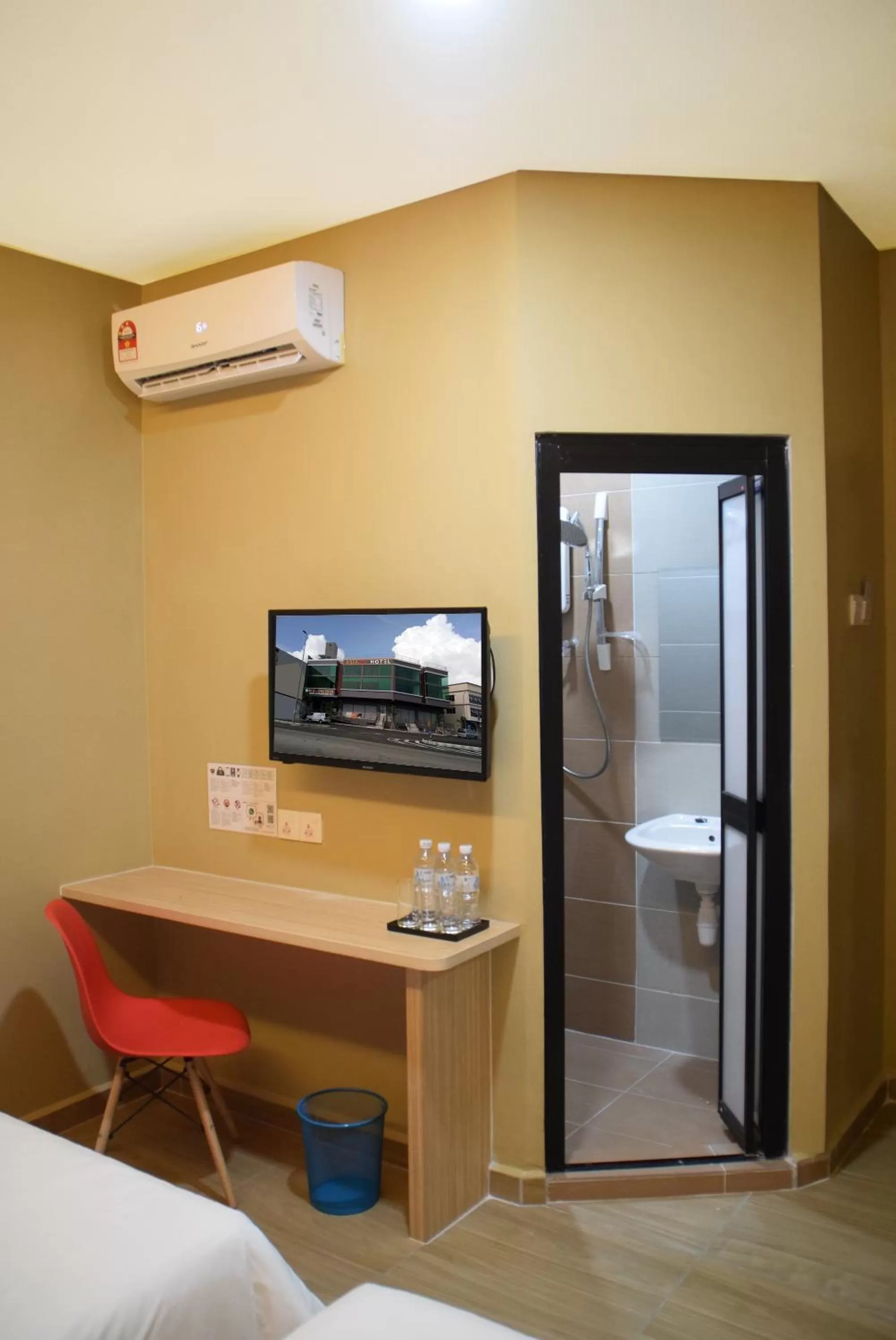 Photo of the whole room, Bed in Asiago Hotel