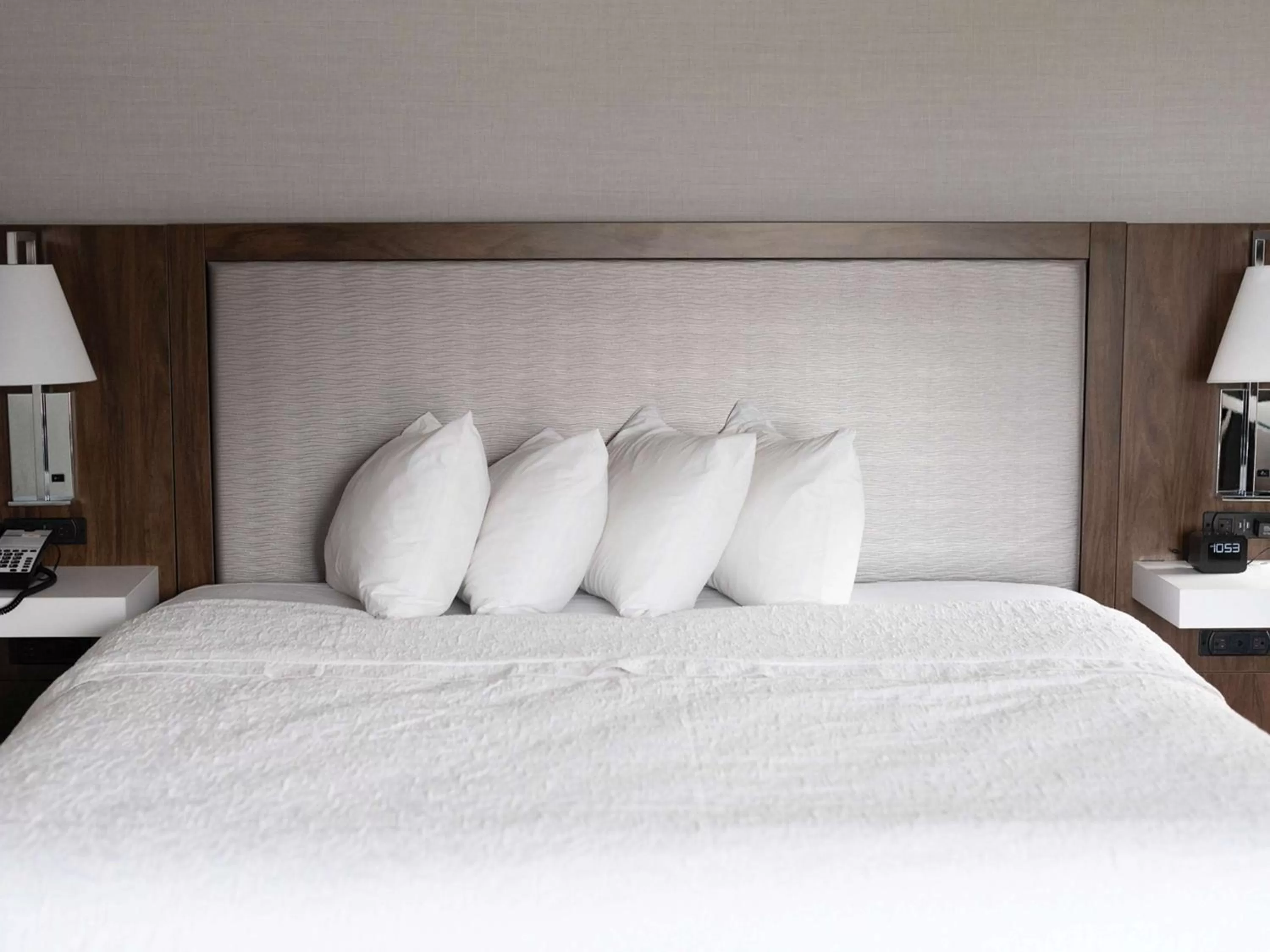 Bed in Hampton Inn & Suites Erie Bayfront