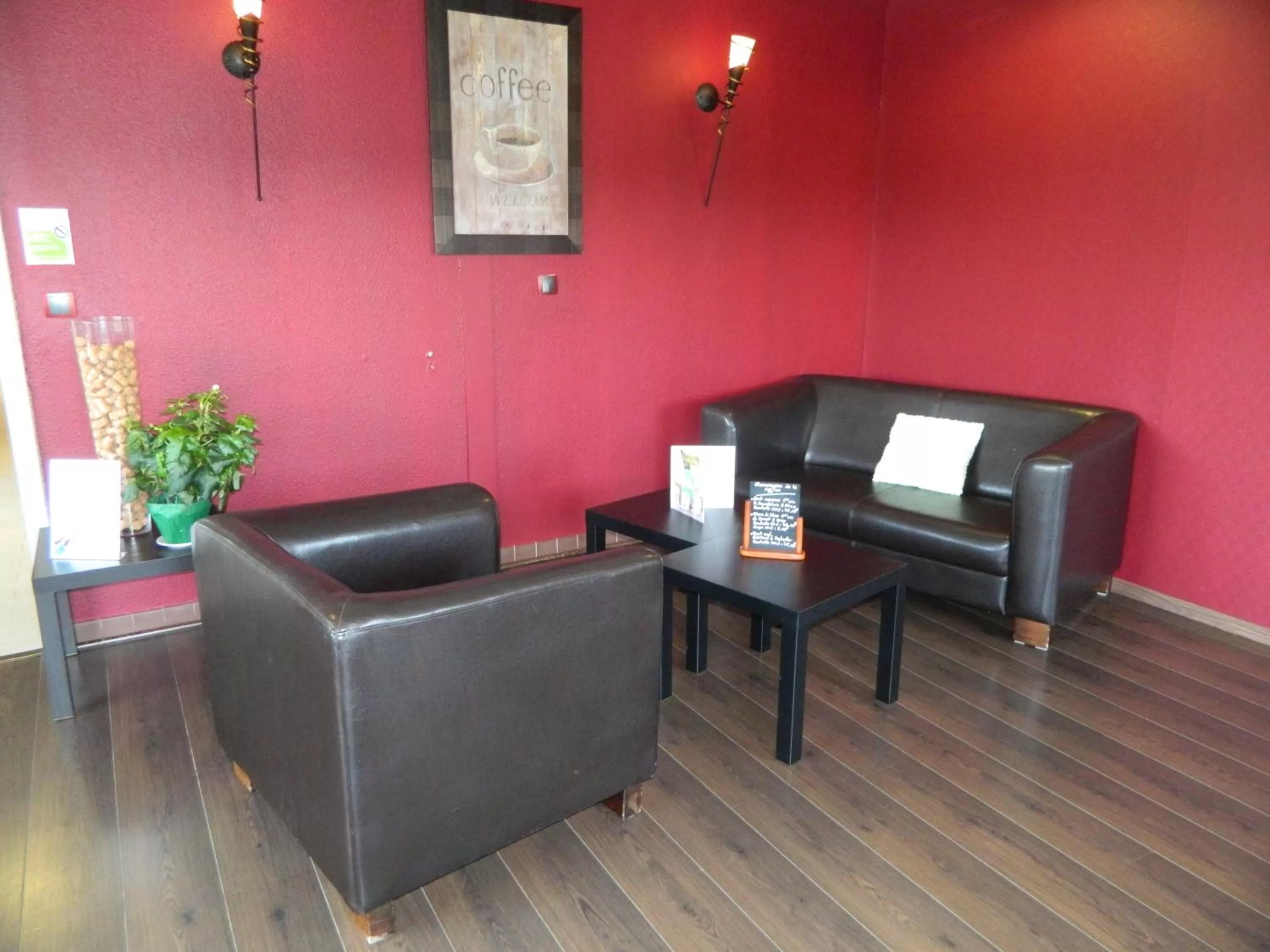 Communal lounge/ TV room in Campanile Epernay - Dizy 51530