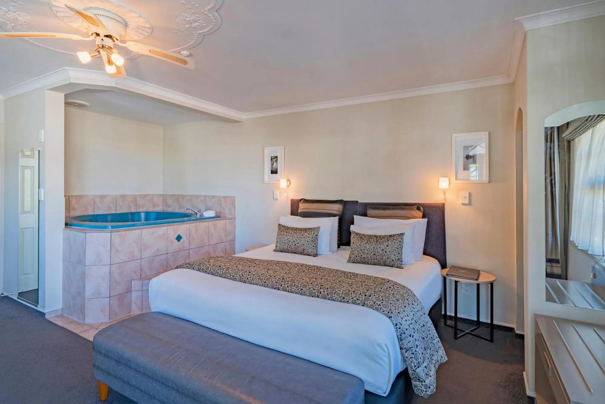 Bed in Silver Fern Rotorua Suites & Spa
