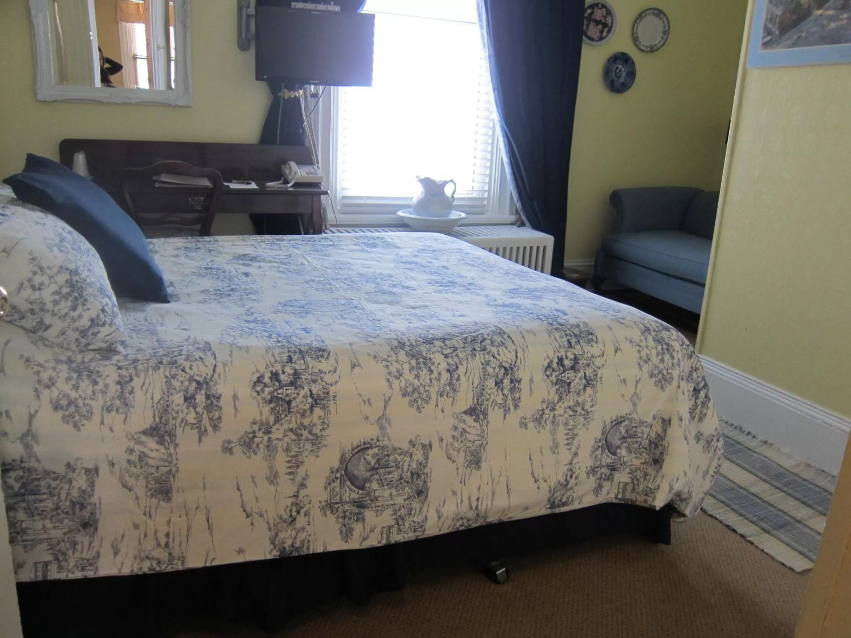 Bathroom, Bed in McGee's Inn