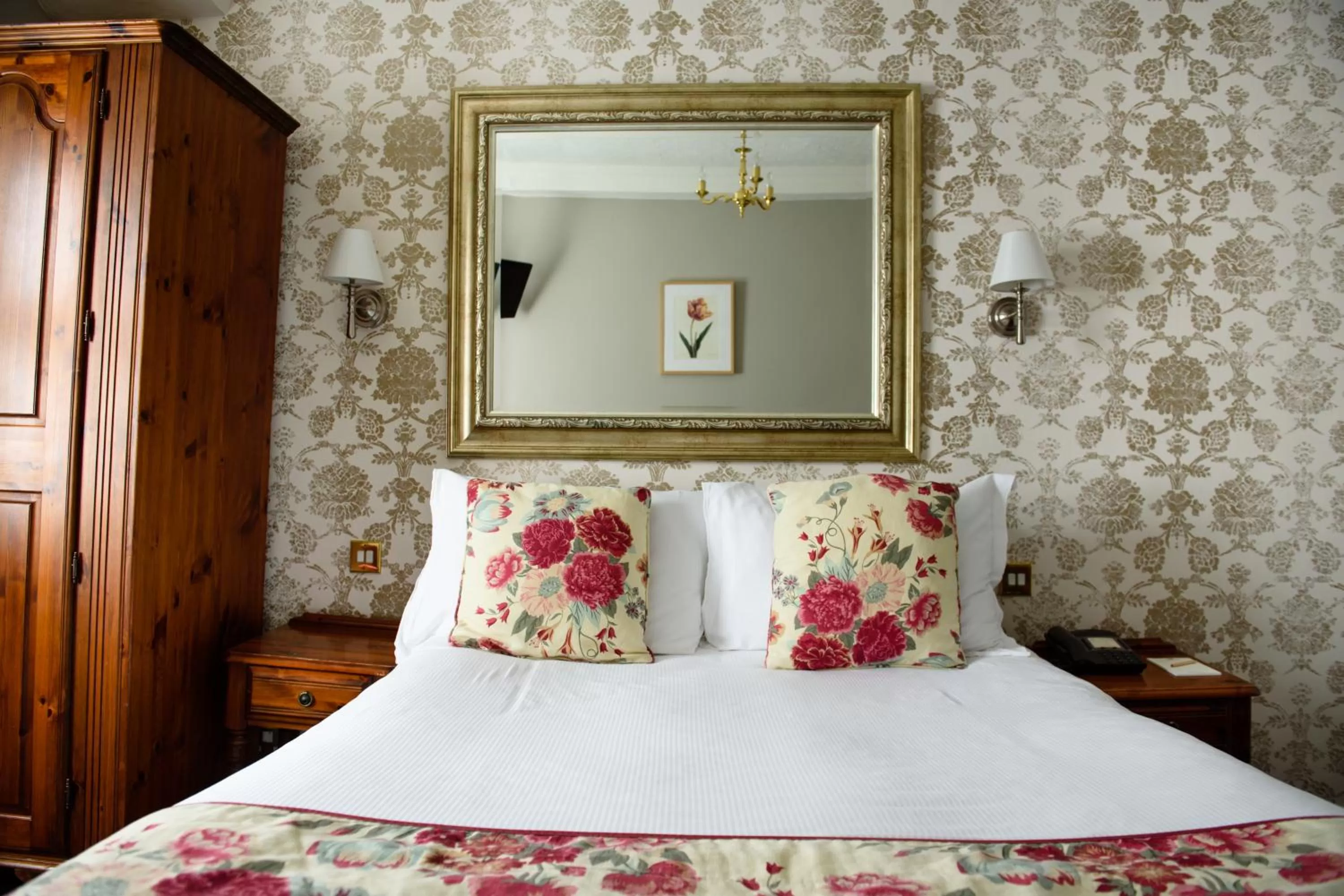 Bedroom, Bed in Old Hall Hotel