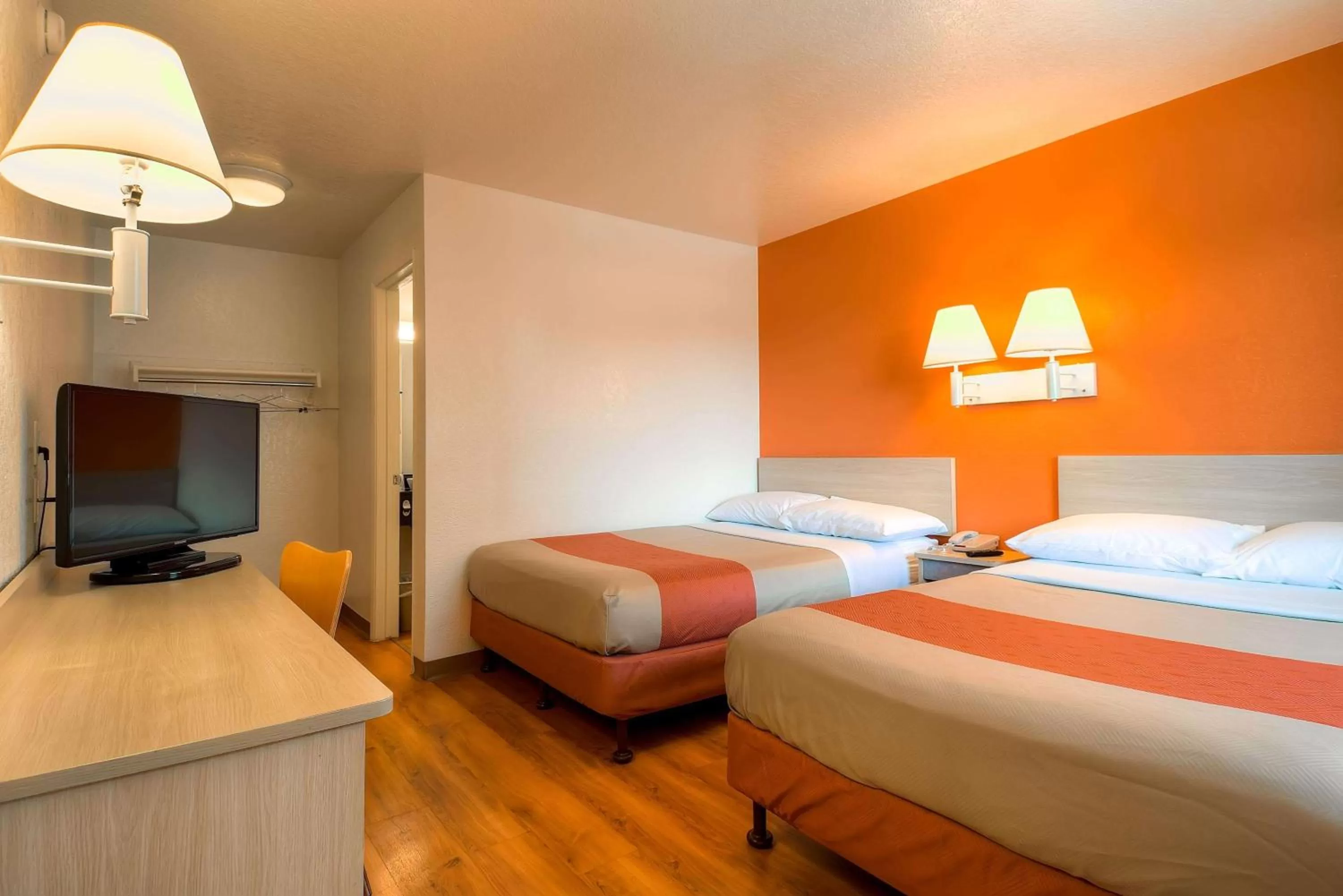 TV and multimedia, Bed in Motel 6-Westminster, CA - South - Long Beach Area