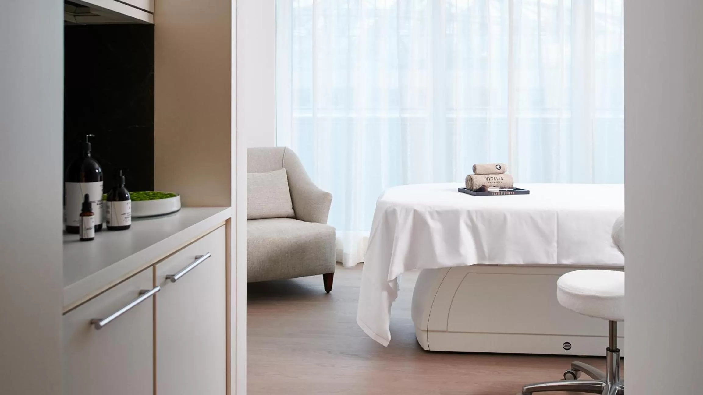 Massage, Bed in The Mandala Berlin, a Member of Design Hotels