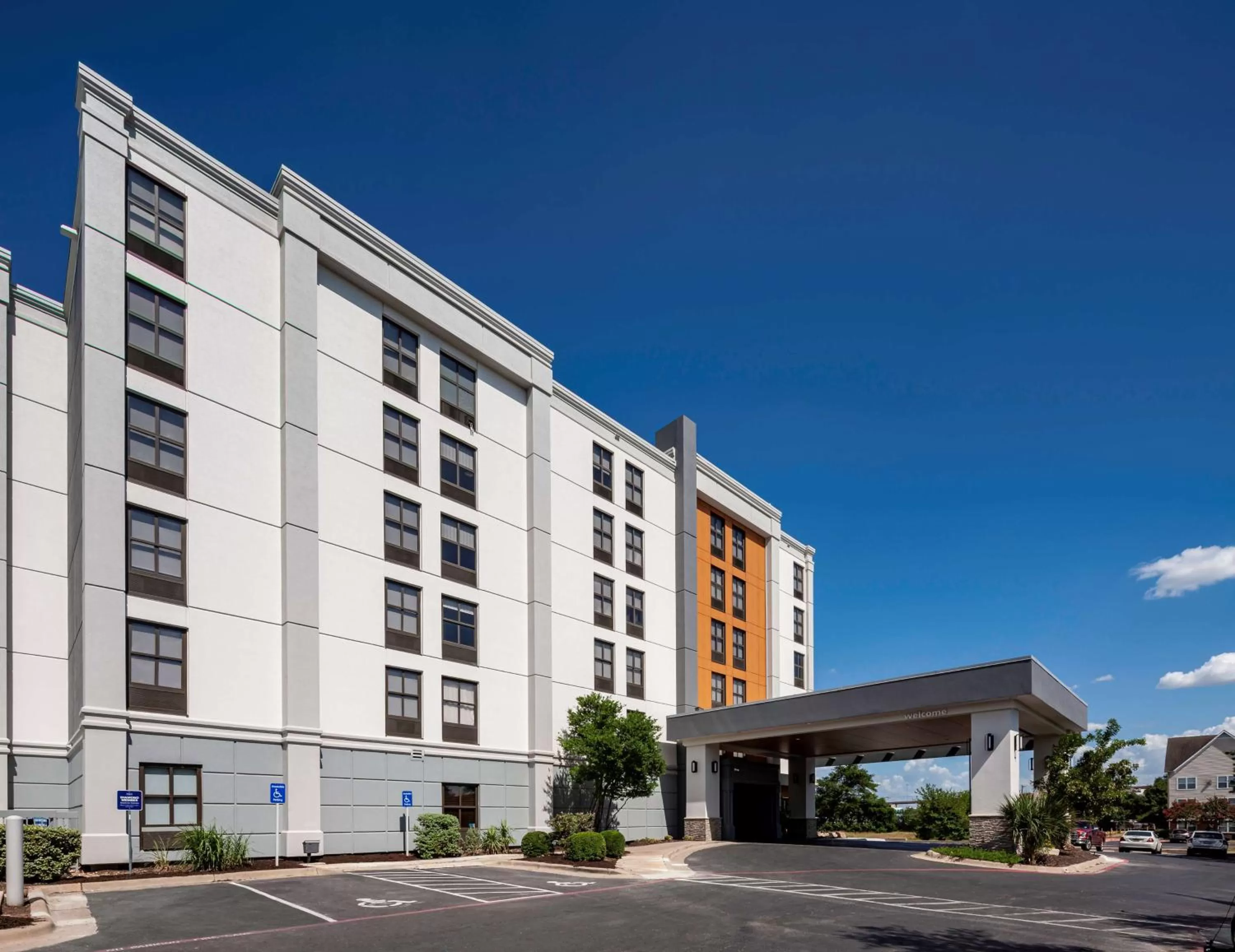 Property building in Hampton Inn Austin Round Rock