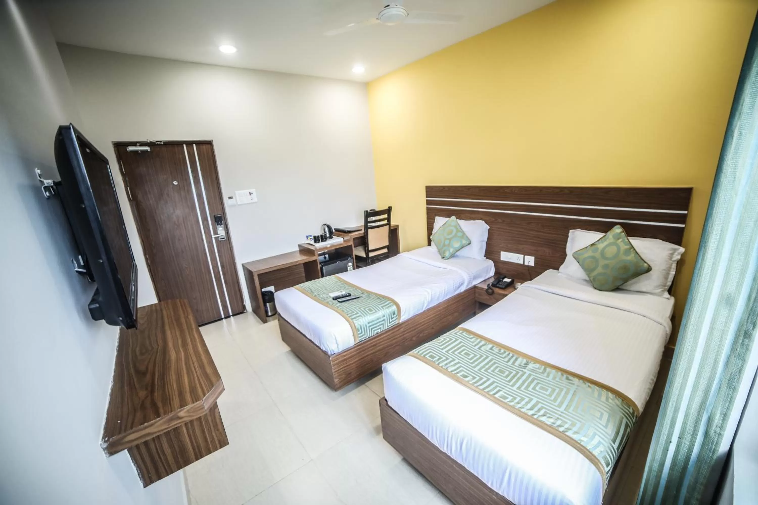 Coffee/tea facilities, Bed in Hotel Golden Leaves