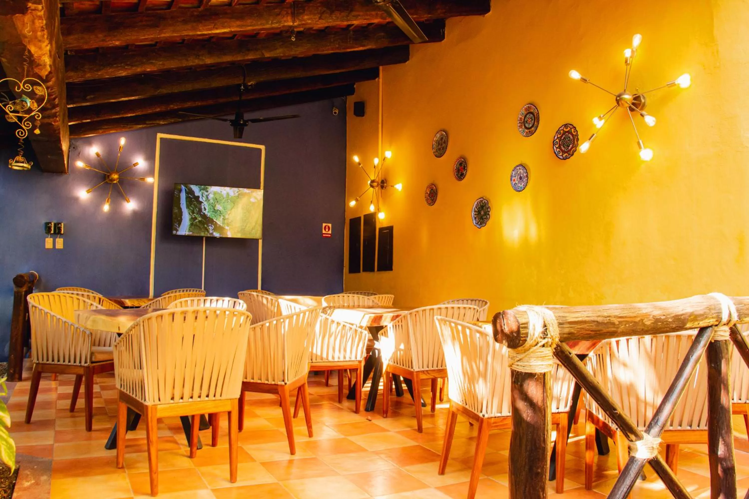 Restaurant/places to eat in Hotel Marionetas