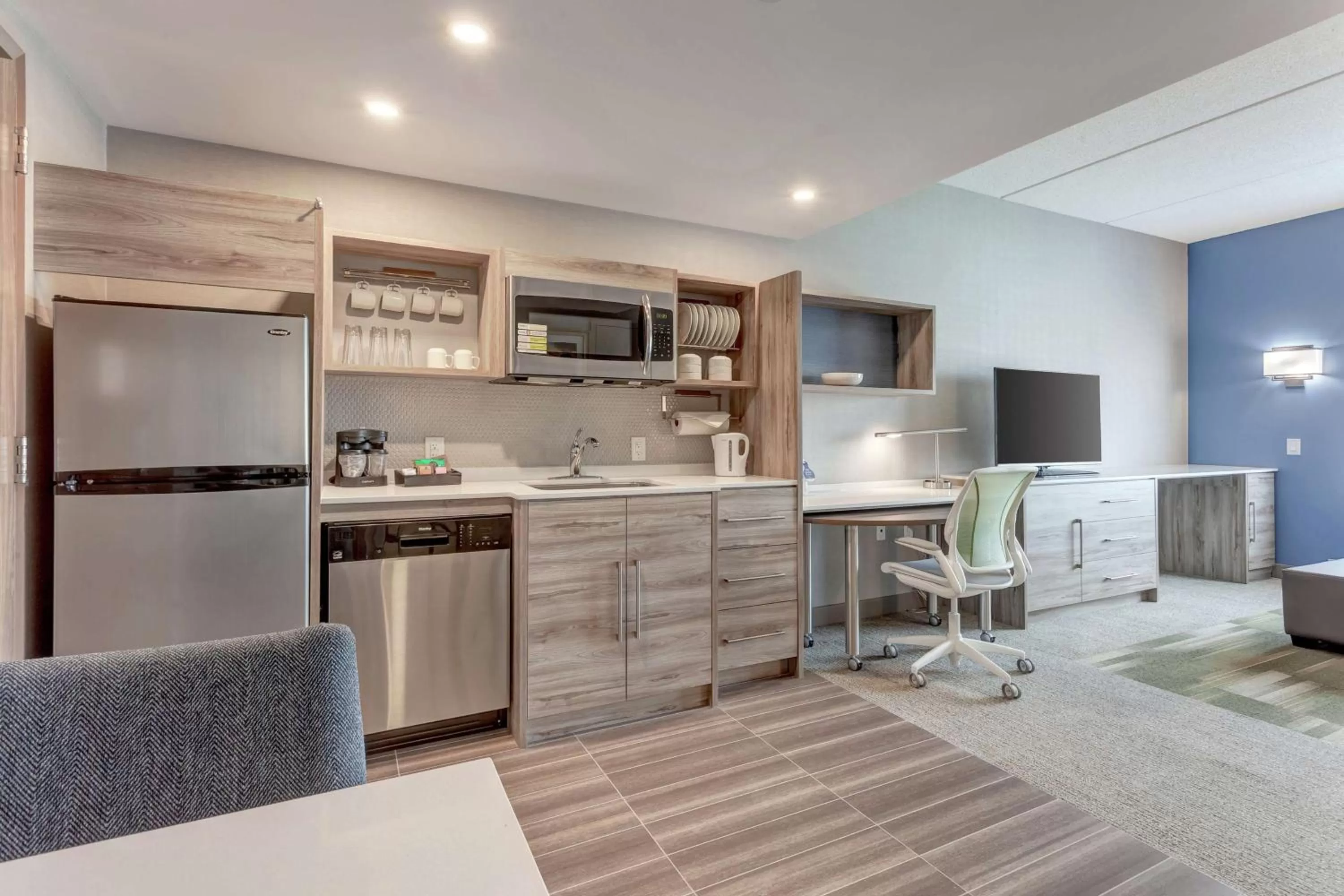 Kitchen or kitchenette in Home2 Suites By Hilton Toronto/Brampton, On