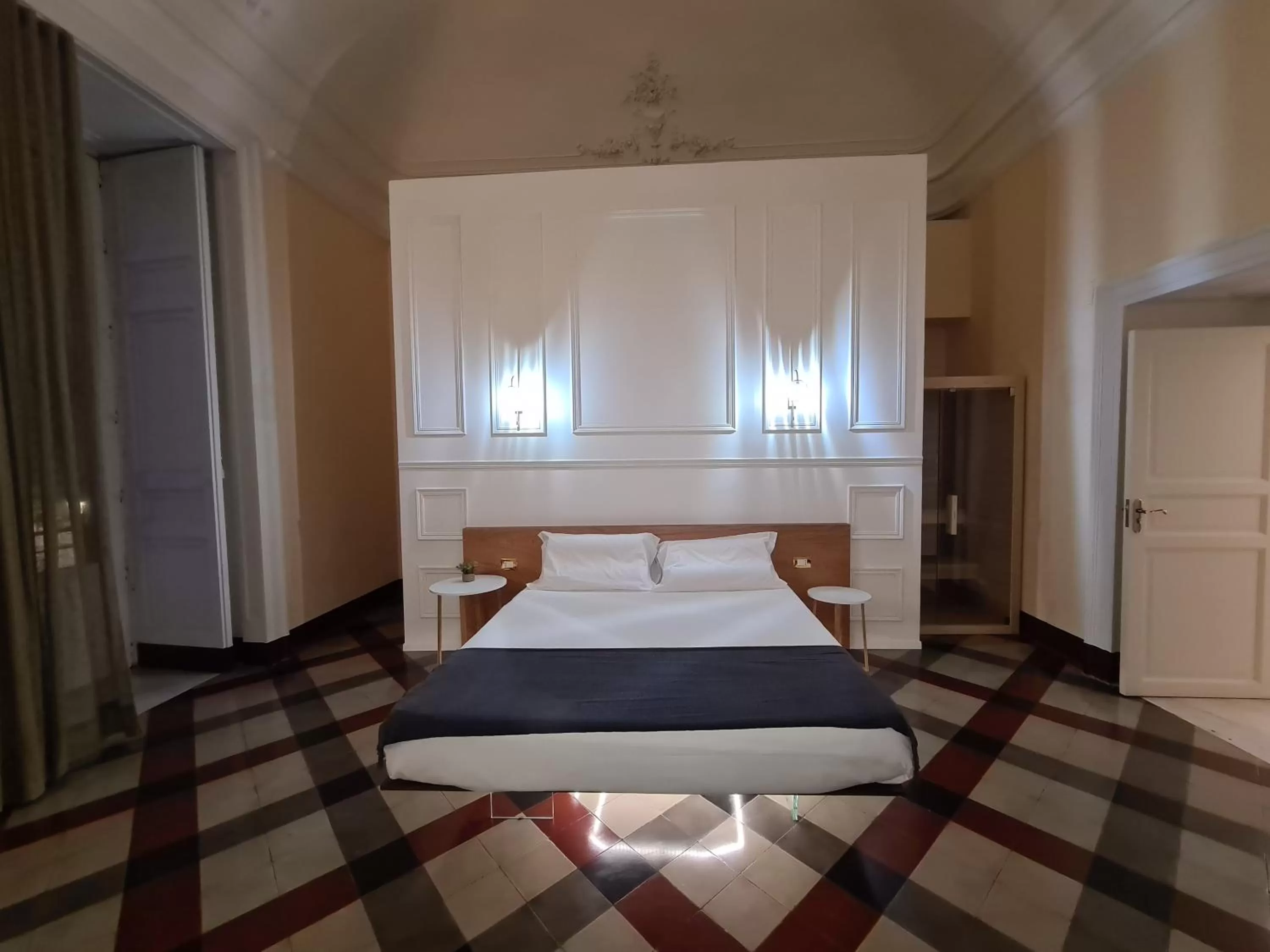 Bed in Toscano Palace Luxury Rooms Catania