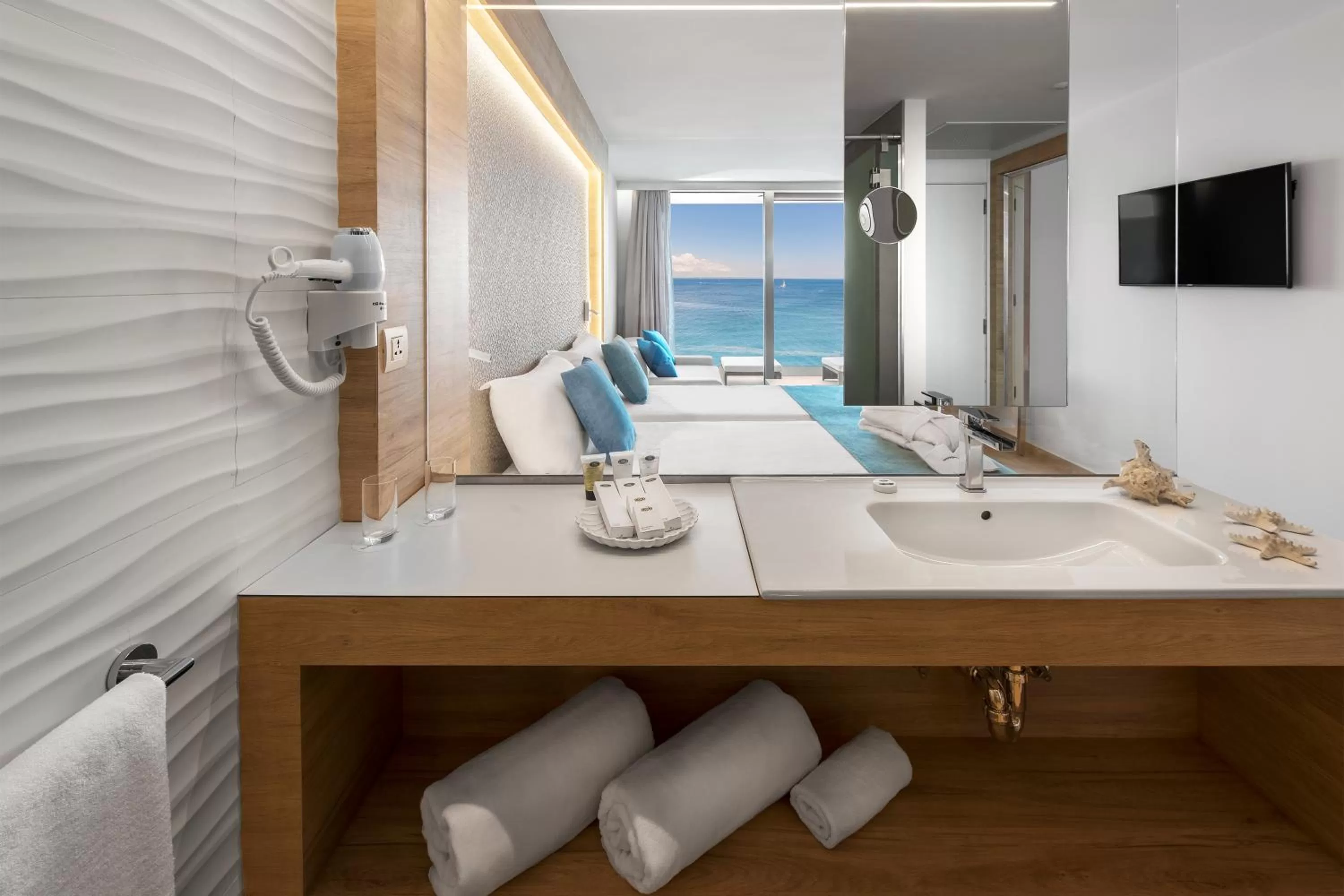 Bathroom, Bed in Elba Sunset Mallorca Thalasso Spa