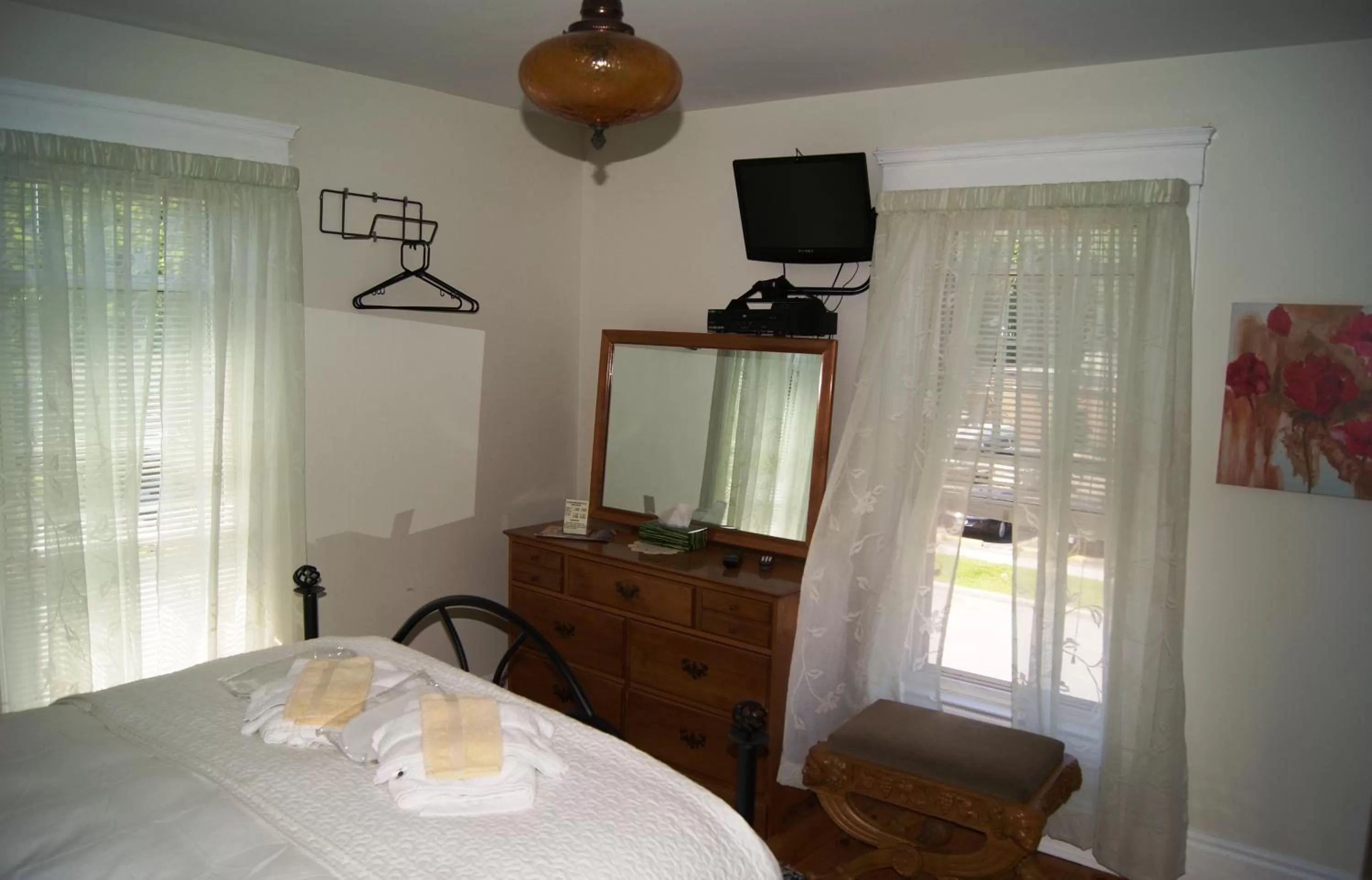 Bed in Ye Olde Walkerville Bed & Breakfast