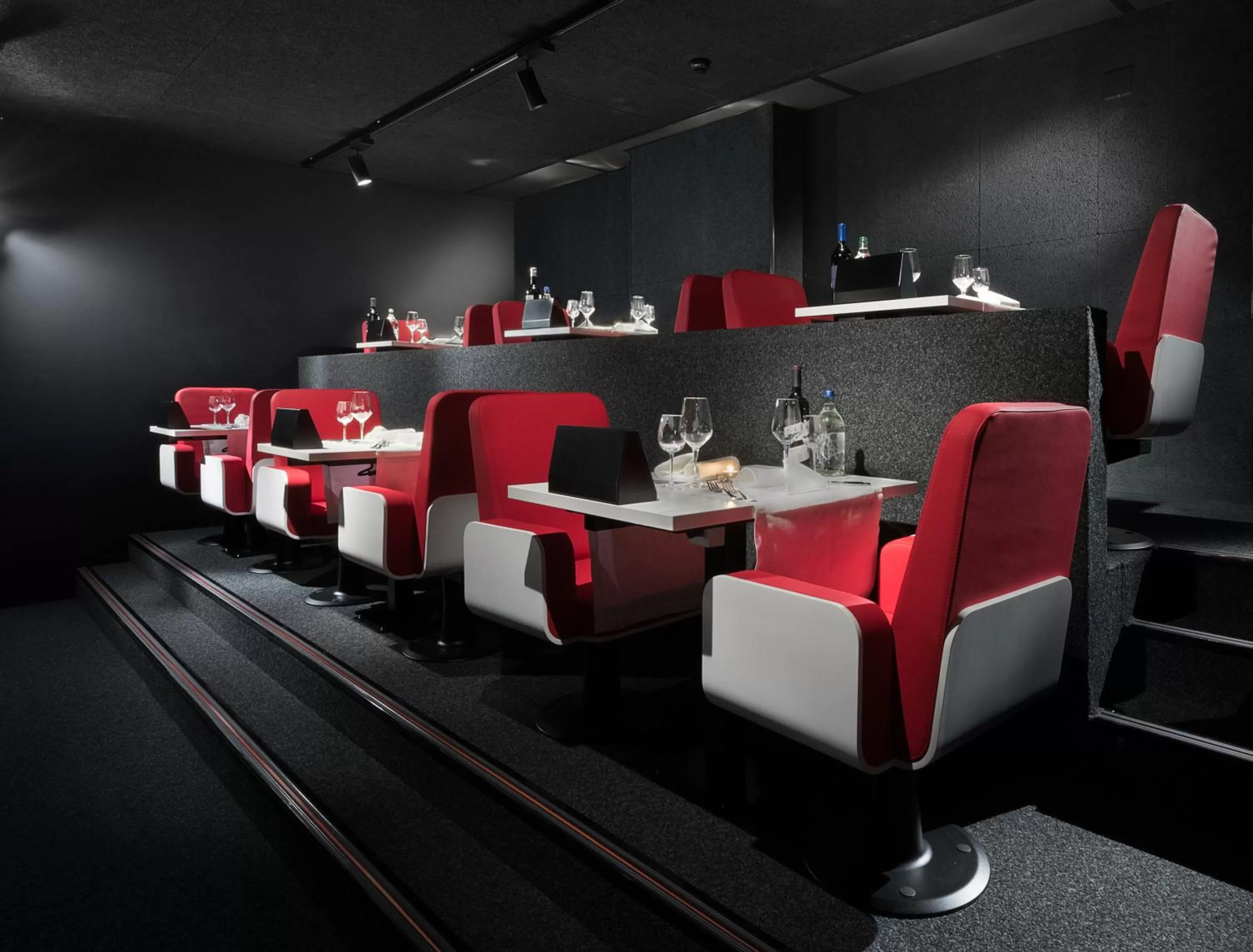 Restaurant/places to eat in Hotel Cinema 8