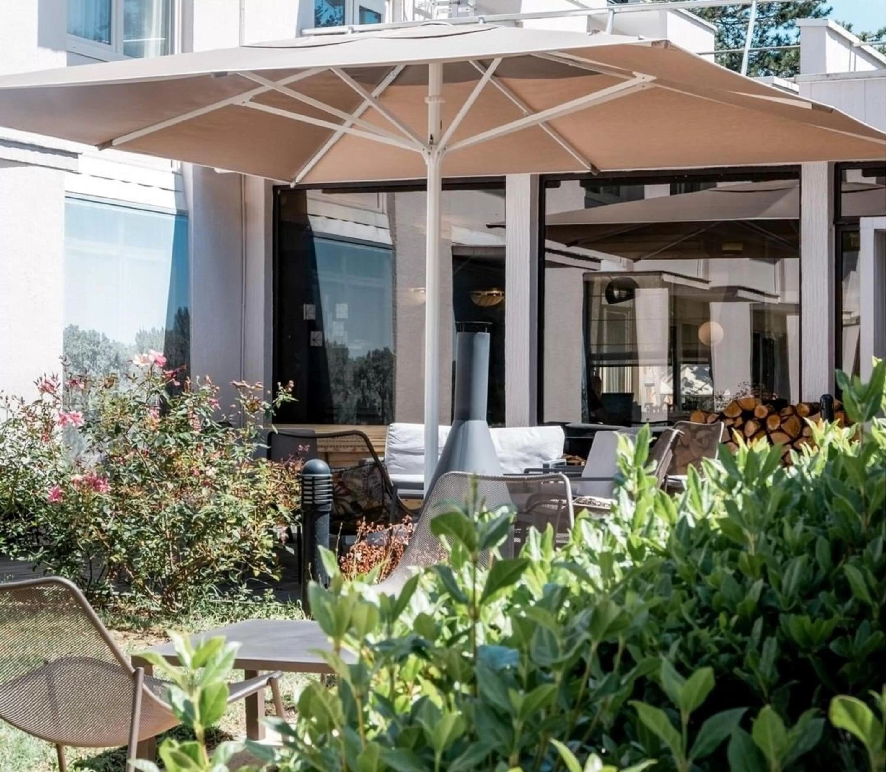 Balcony/Terrace in Novotel Orléans Chemins De Sologne Demeures De Campagne