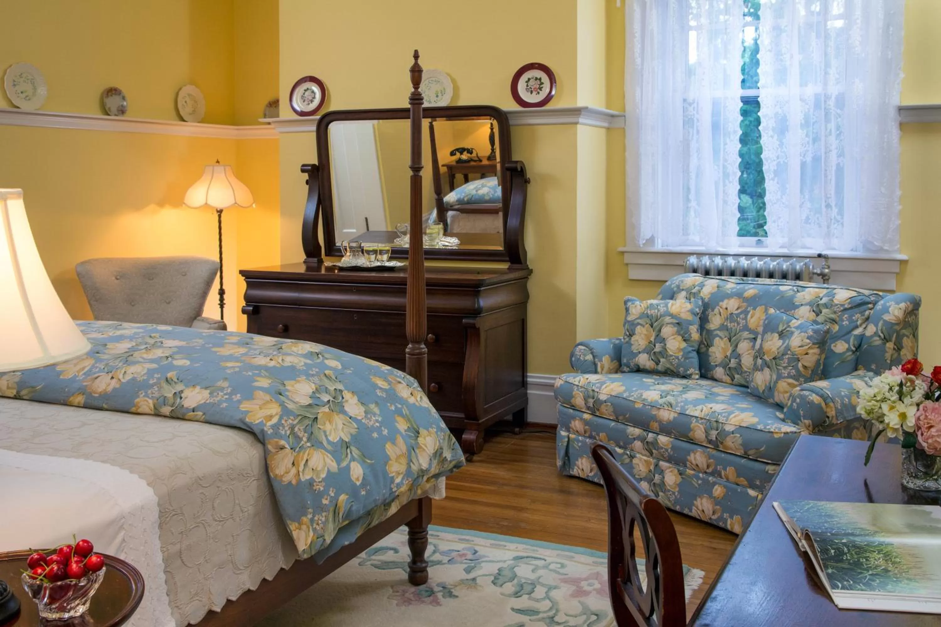 Seating area, Bed in Mercersburg Inn