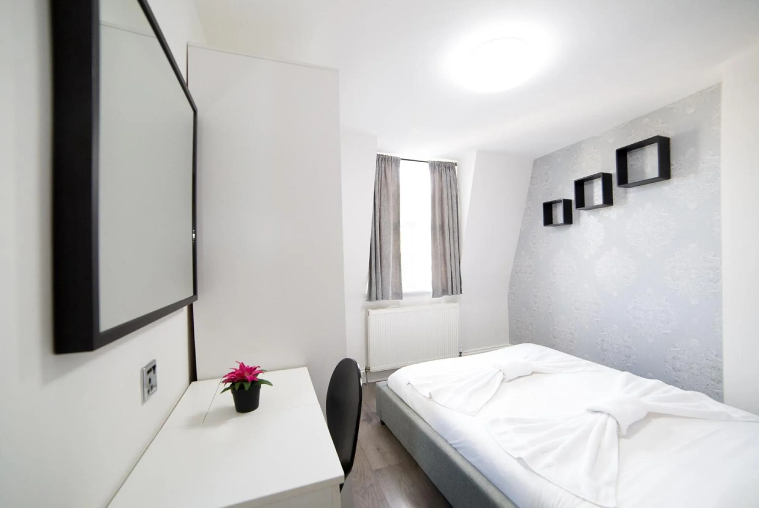 Bedroom, Bed in Imperial Court Suites