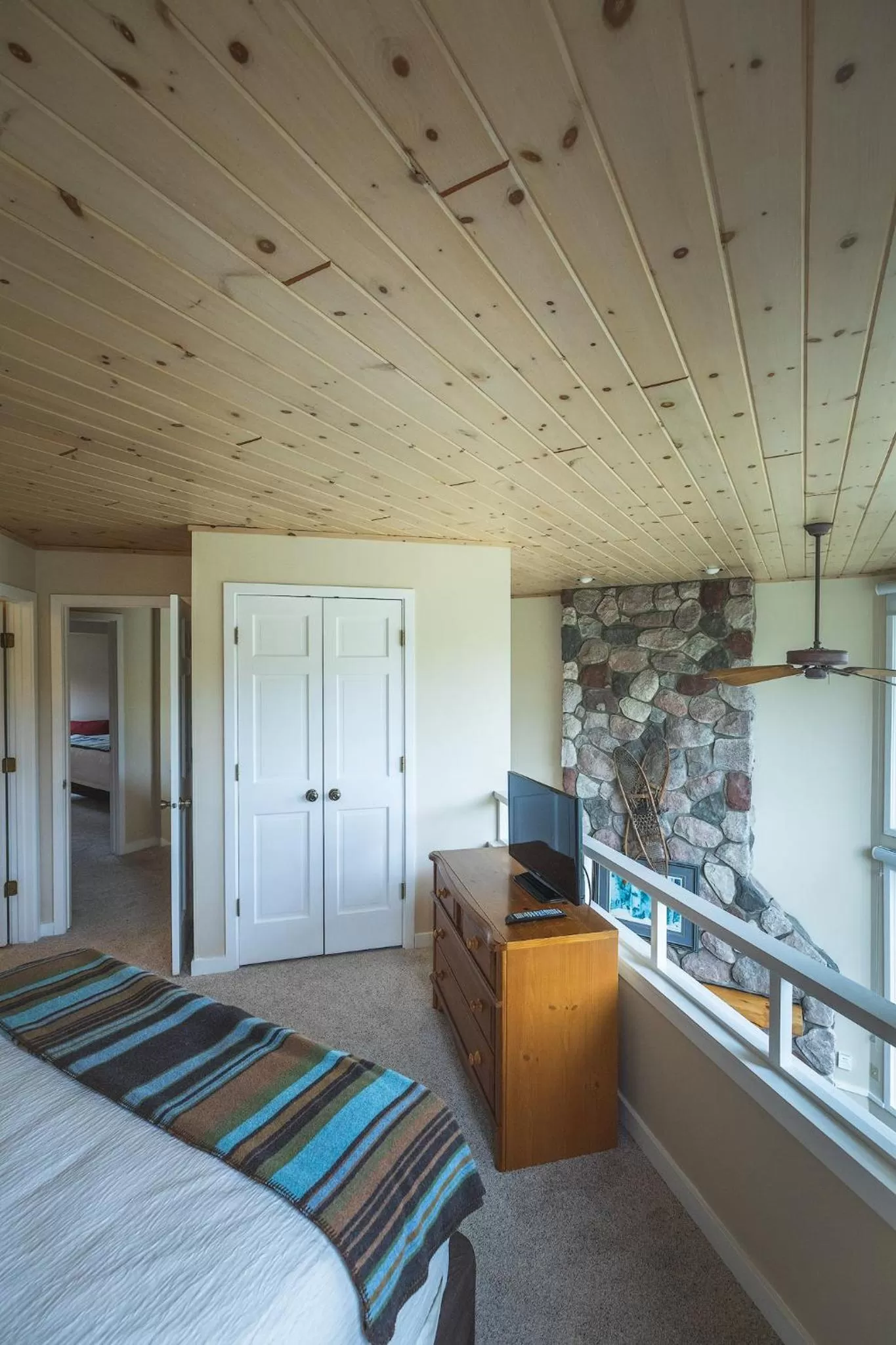 Bedroom, Bed in Caribou Highlands Lodge