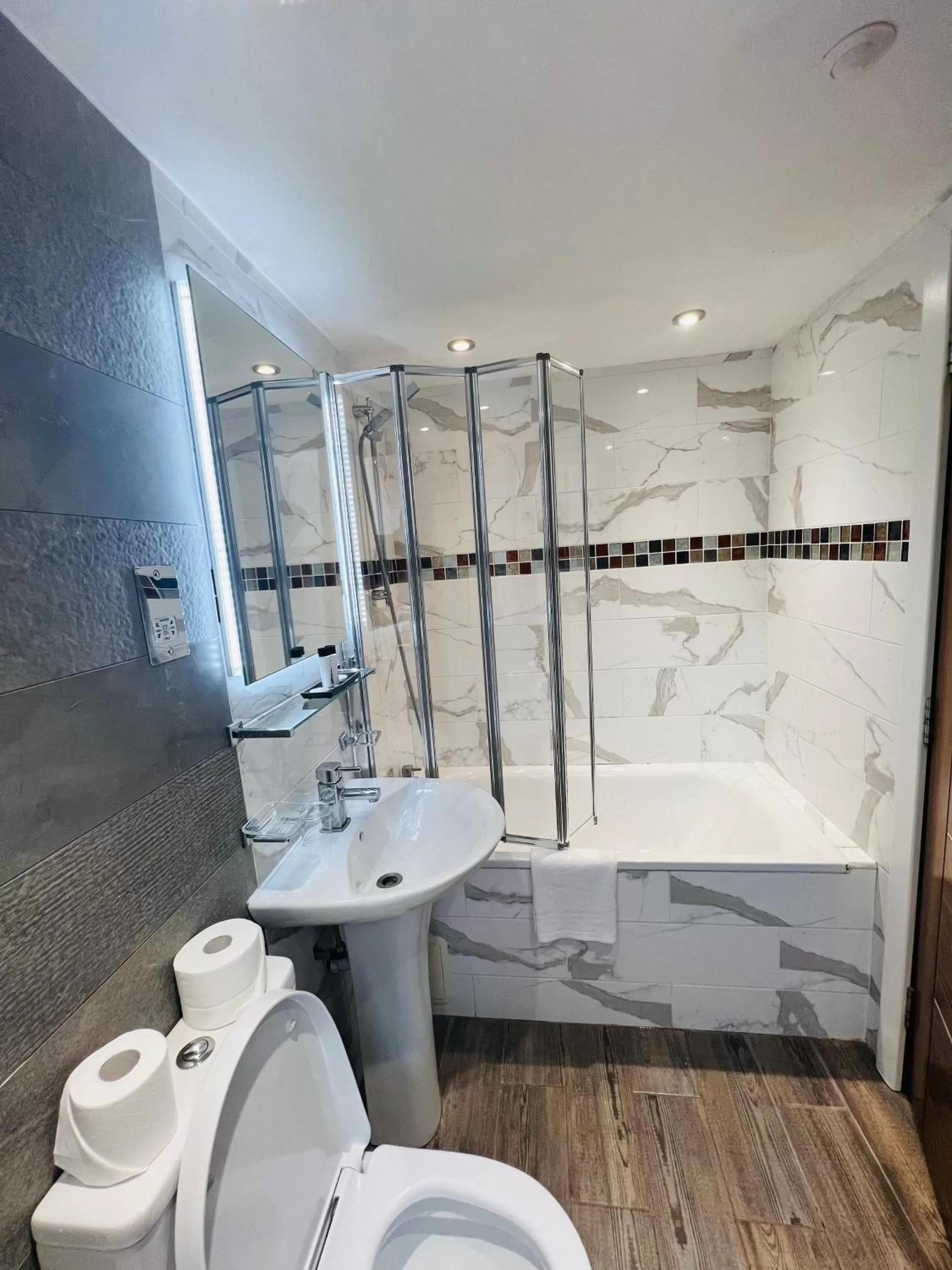 Bathroom in Cheshire Hotel Central London