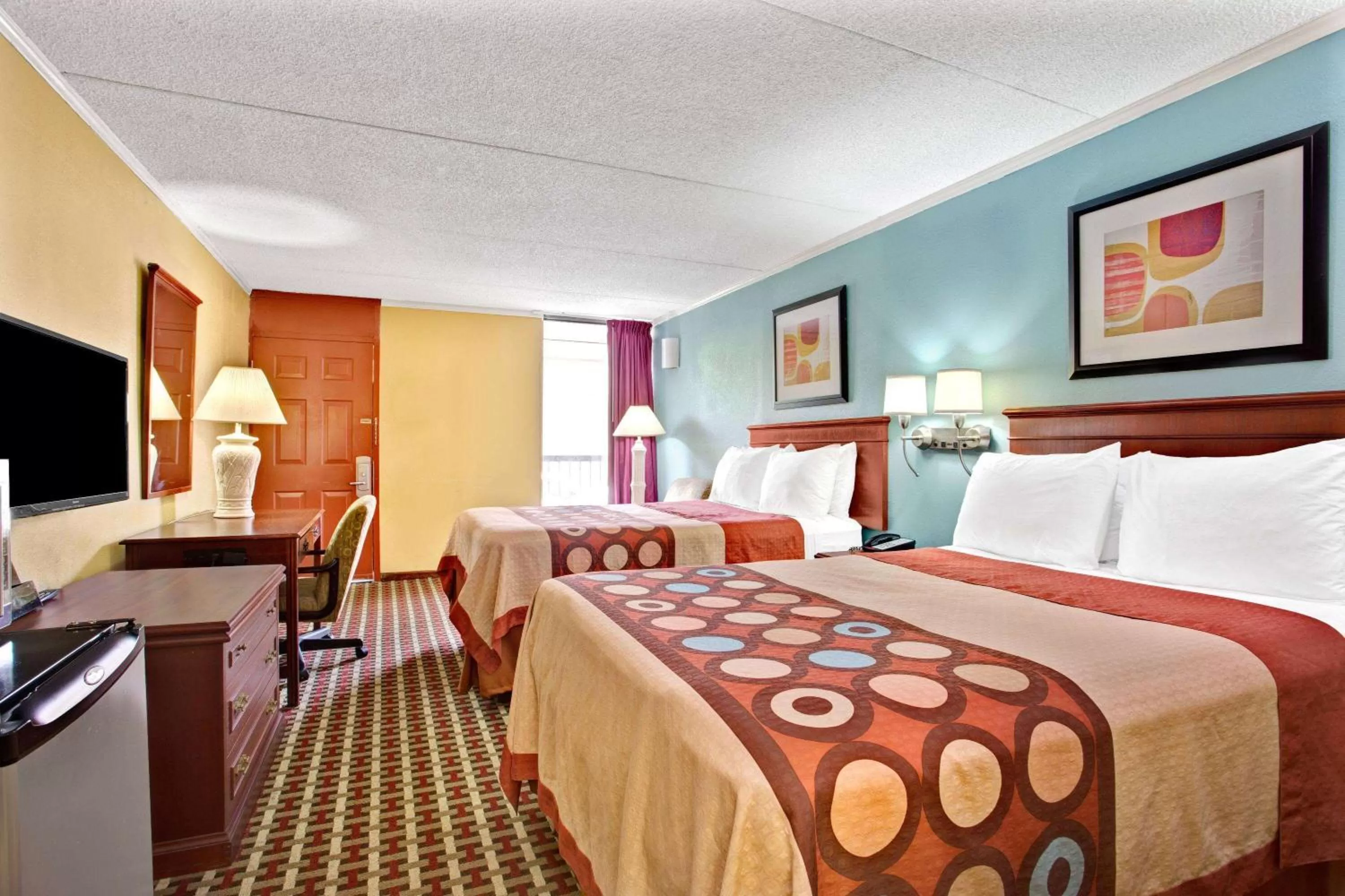 Photo of the whole room, Bed in Super 8 Downtown Raleigh