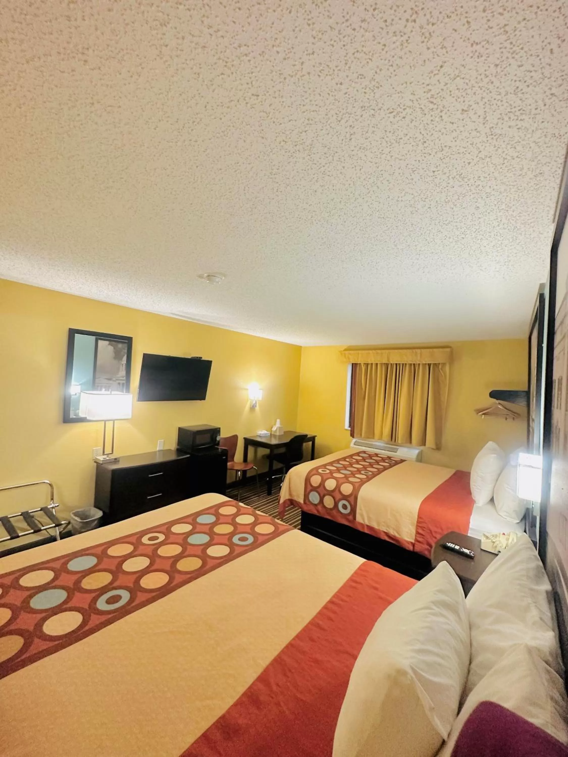 Bedroom, Bed in Super 8 by Wyndham Warrenton