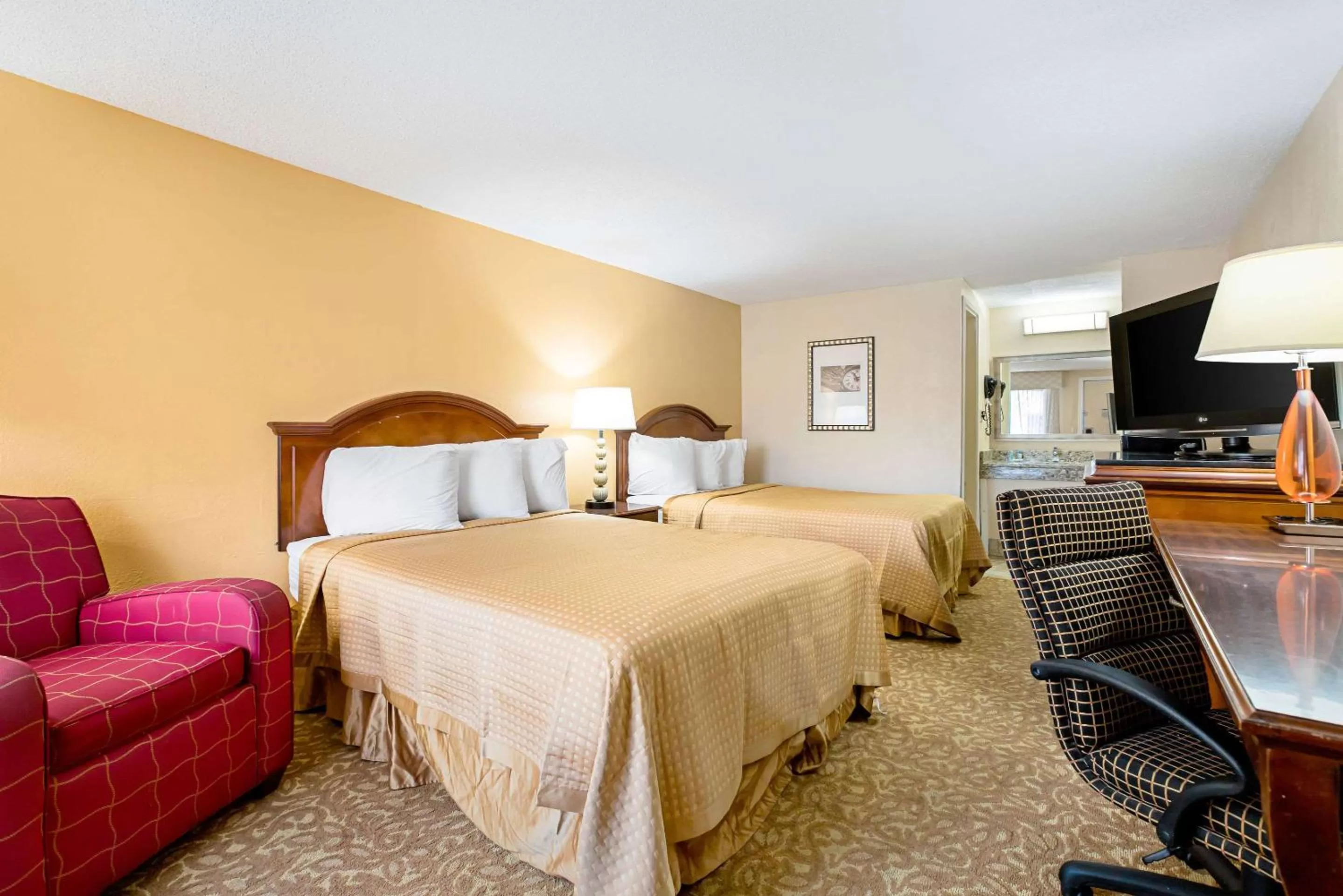Photo of the whole room, Bed in Rodeway Inn Metro Airport