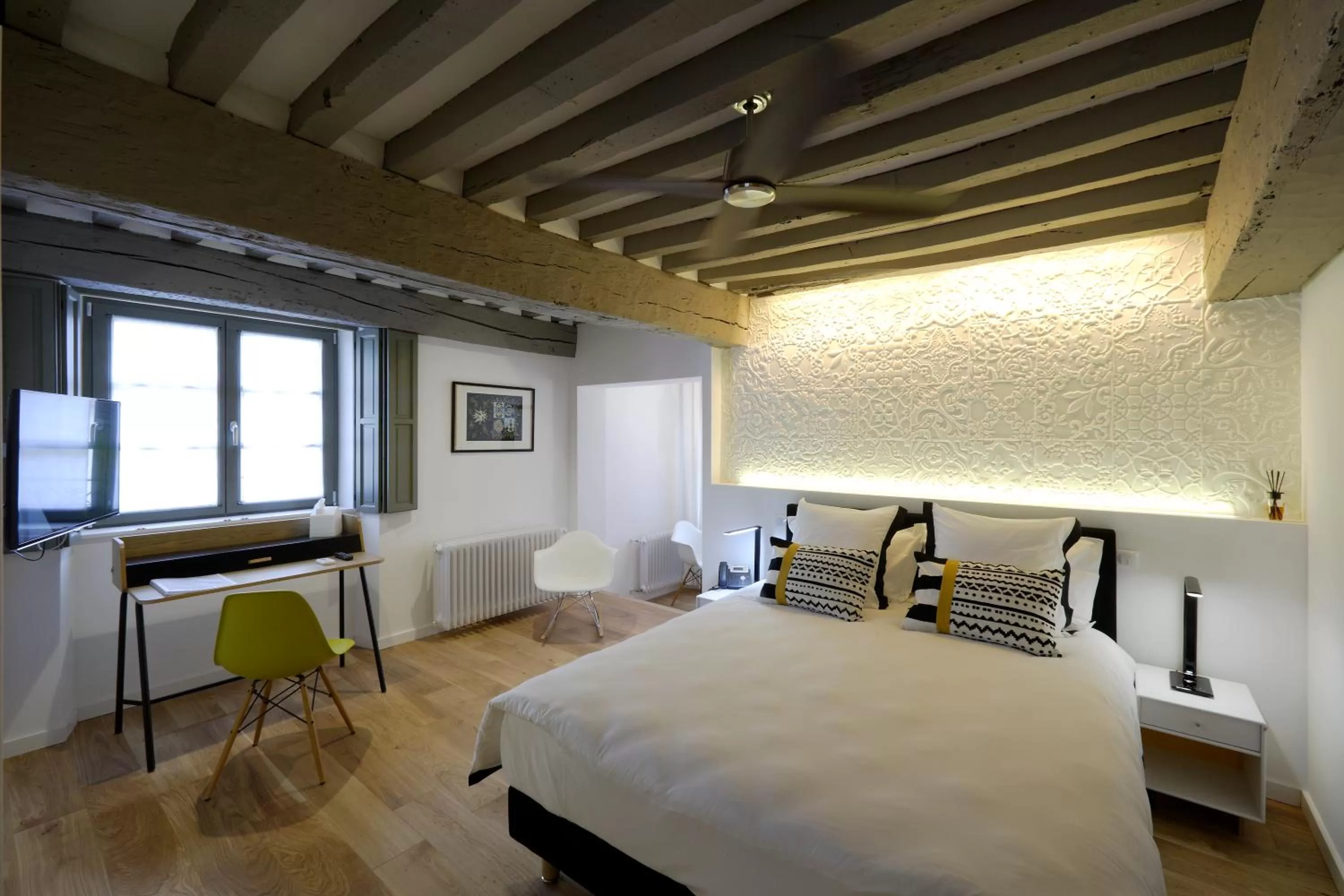 Photo of the whole room, Bed in Les Maisons du Pont - Charme & Caractère