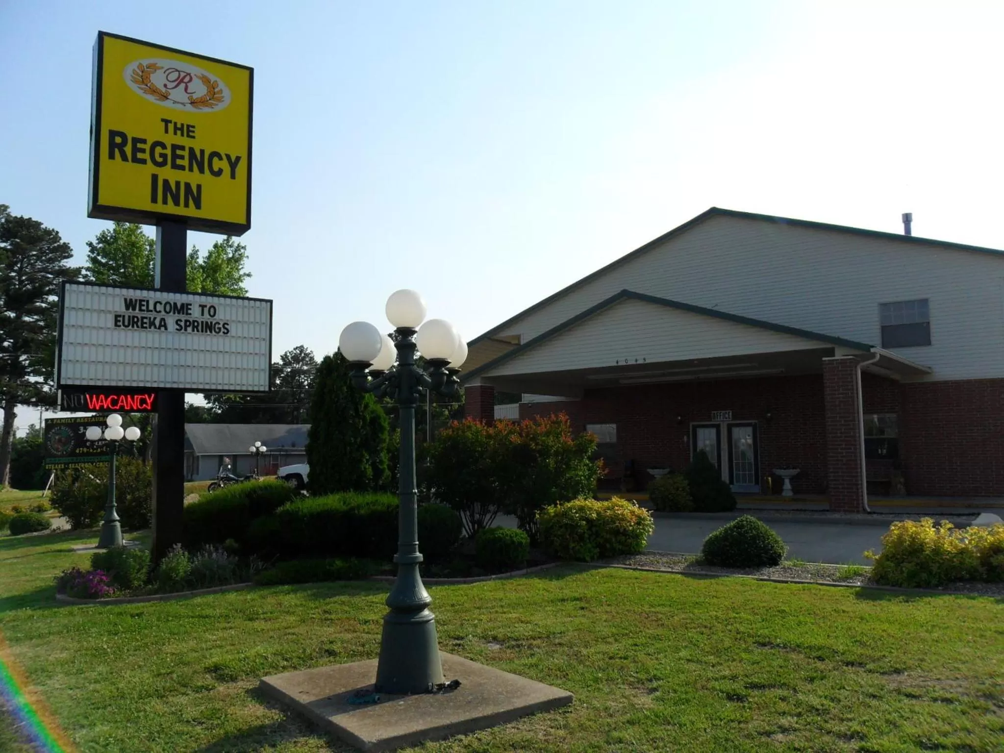 Facade/entrance in Regency Inn Eureka Springs