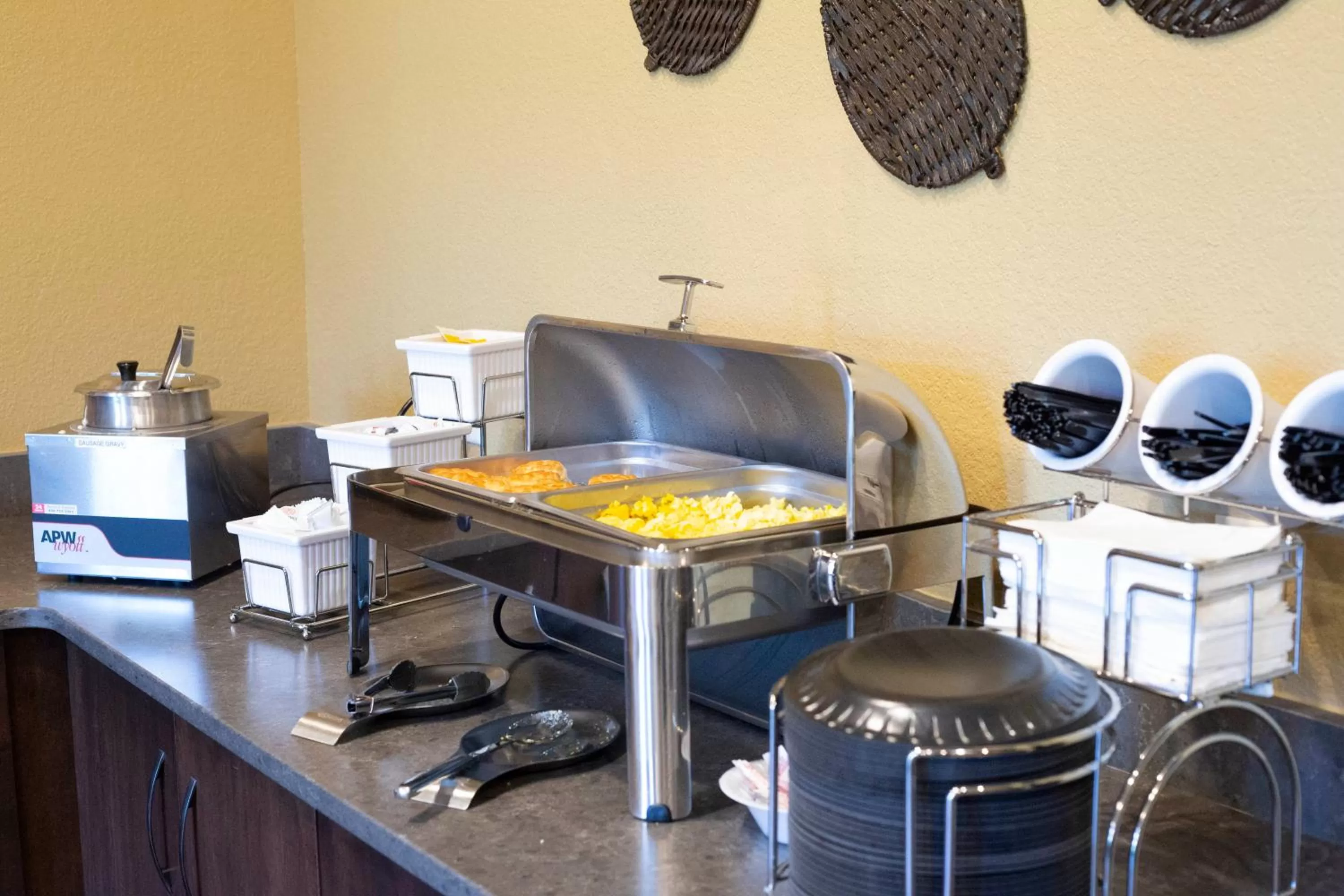 Breakfast, Kitchen/Kitchenette in Berlin Encore Hotel & Suites