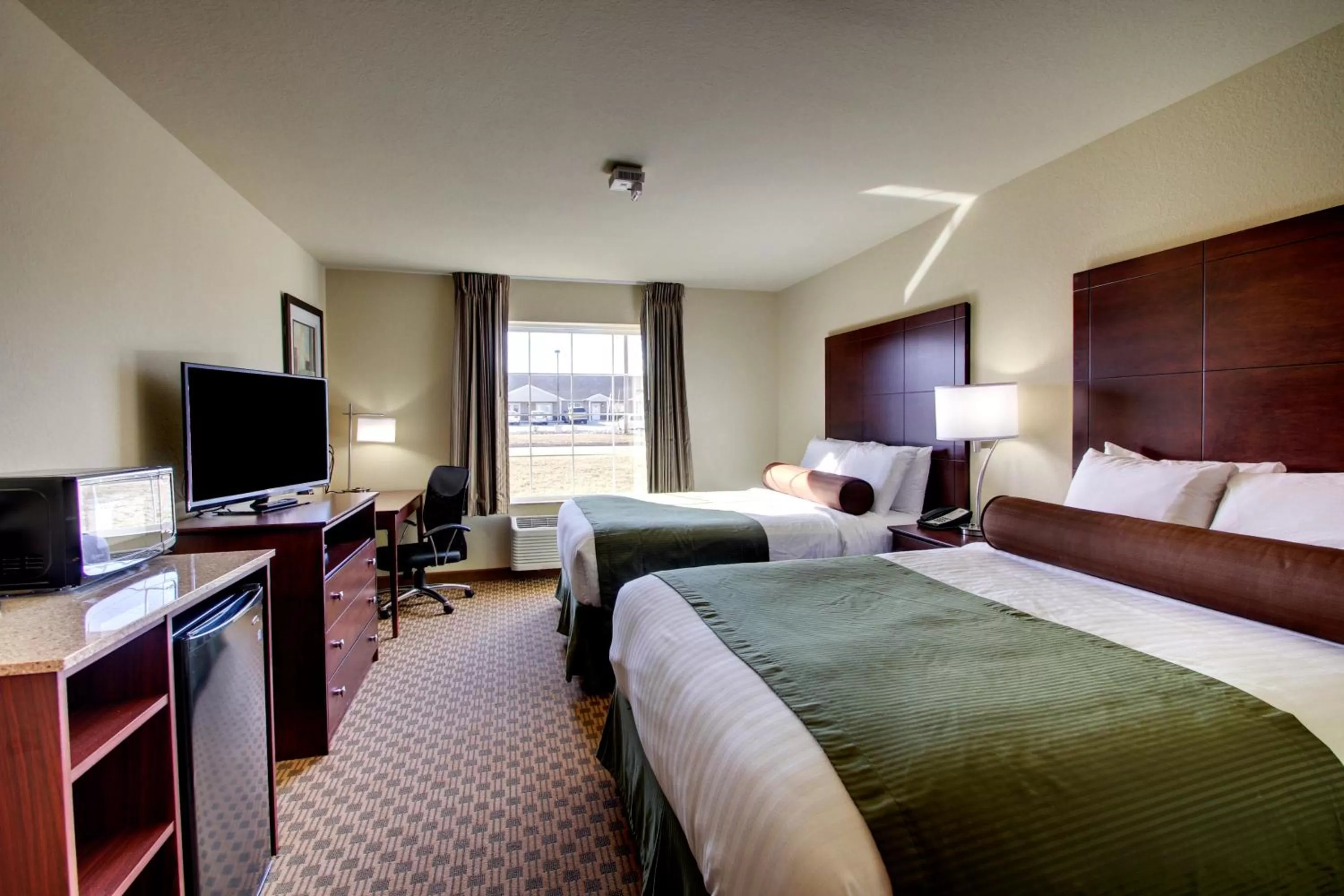 TV and multimedia, Bed in Cobblestone Hotel & Suites - Newton