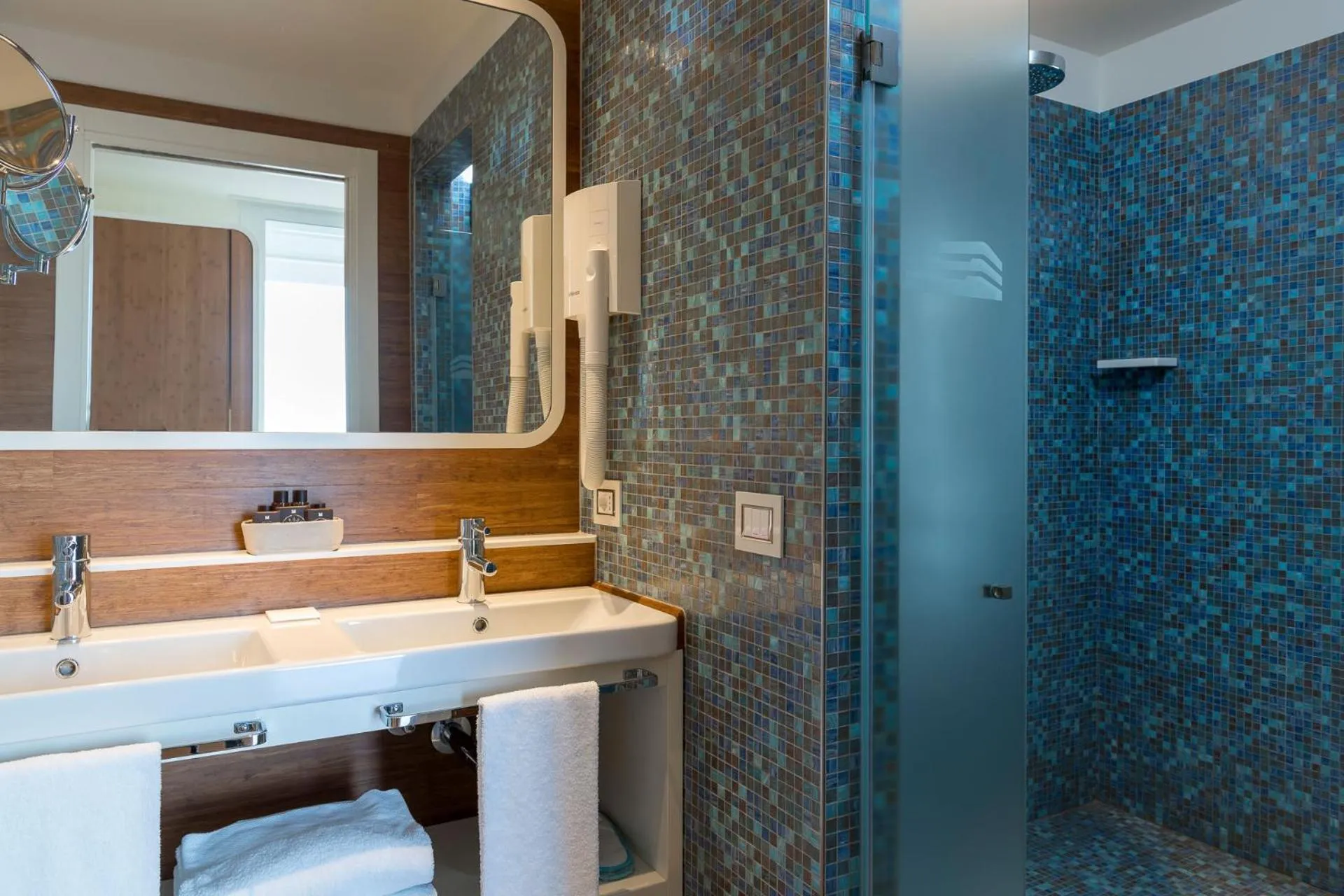 Shower in T-Suite Hotel