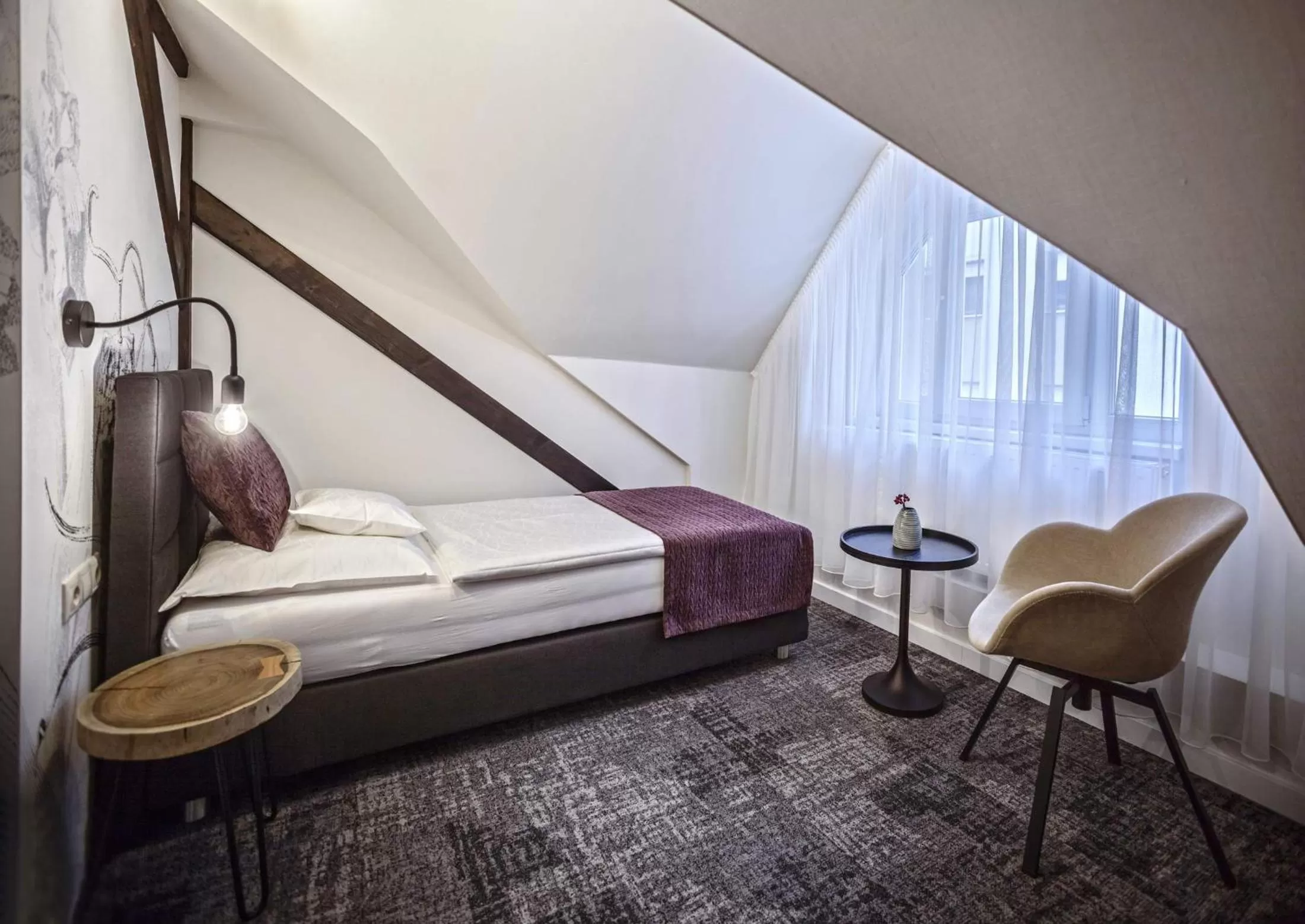 Bed in Piccolo Panzió Vendéglő Vinoteca