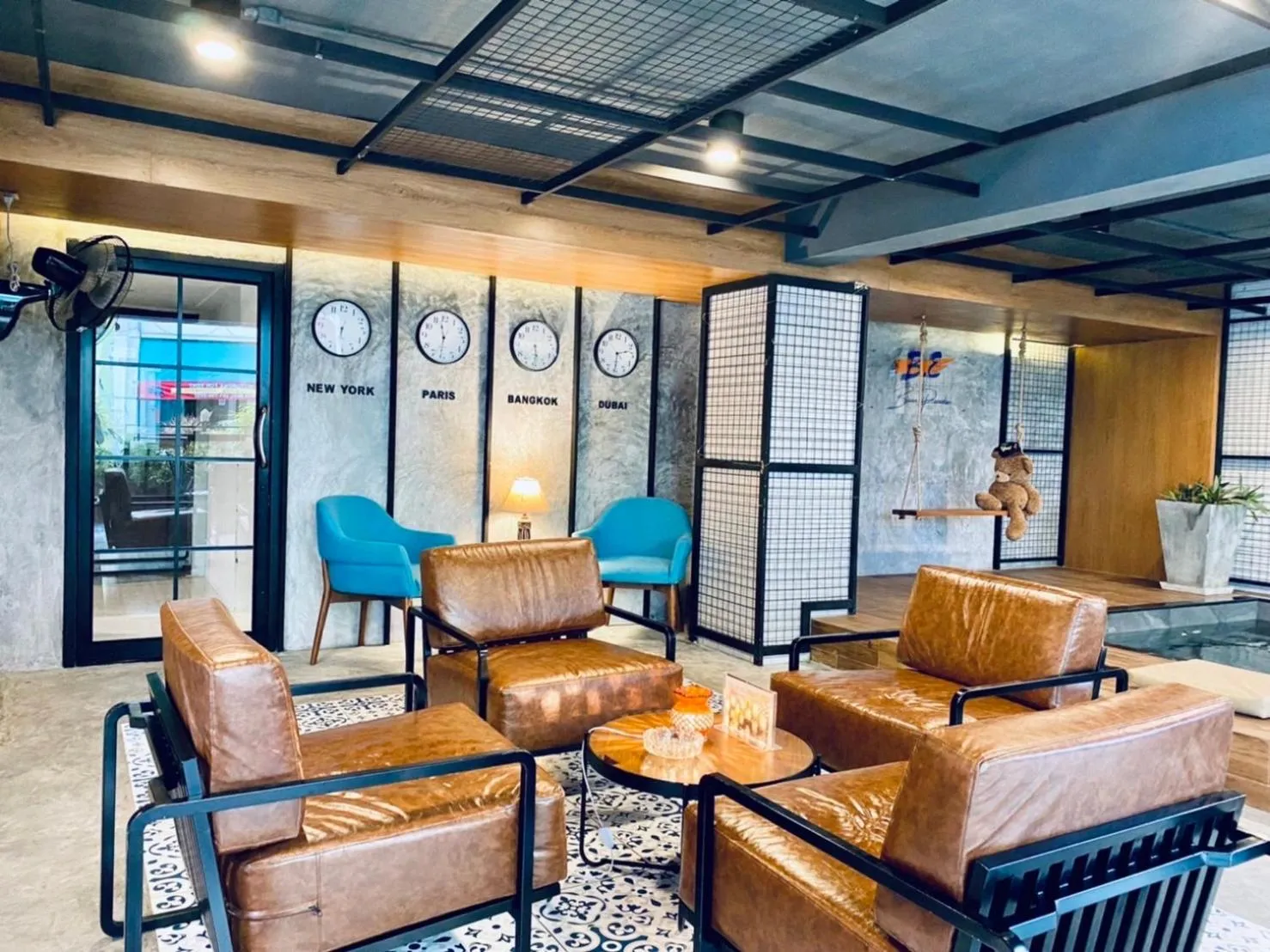 Communal lounge/ TV room in BH Baan Paradise Hotel Patong