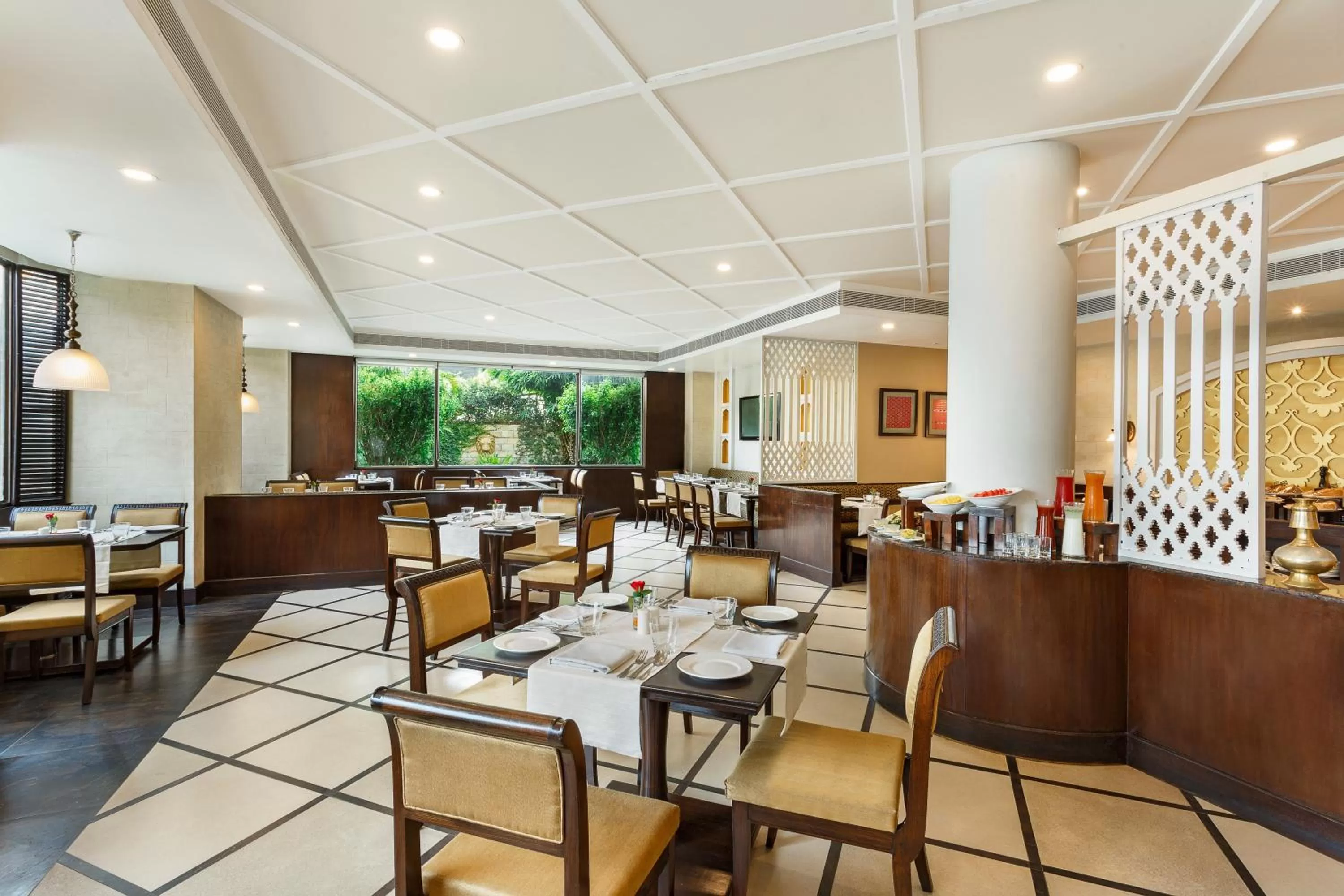 Restaurant/places to eat in La Place Sarovar Portico