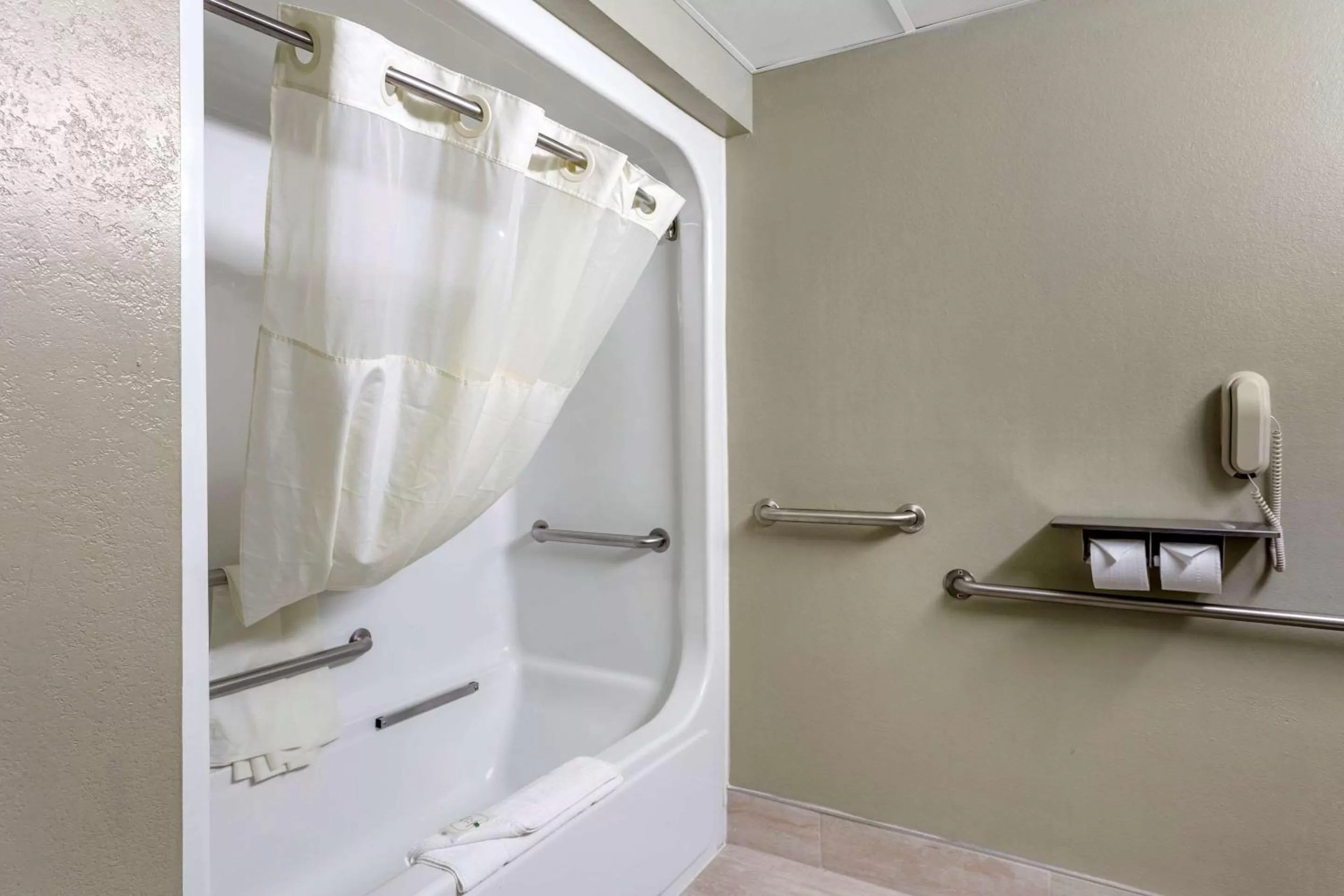 Bathroom in Quality Inn St Robert - Ft Leonard Wood