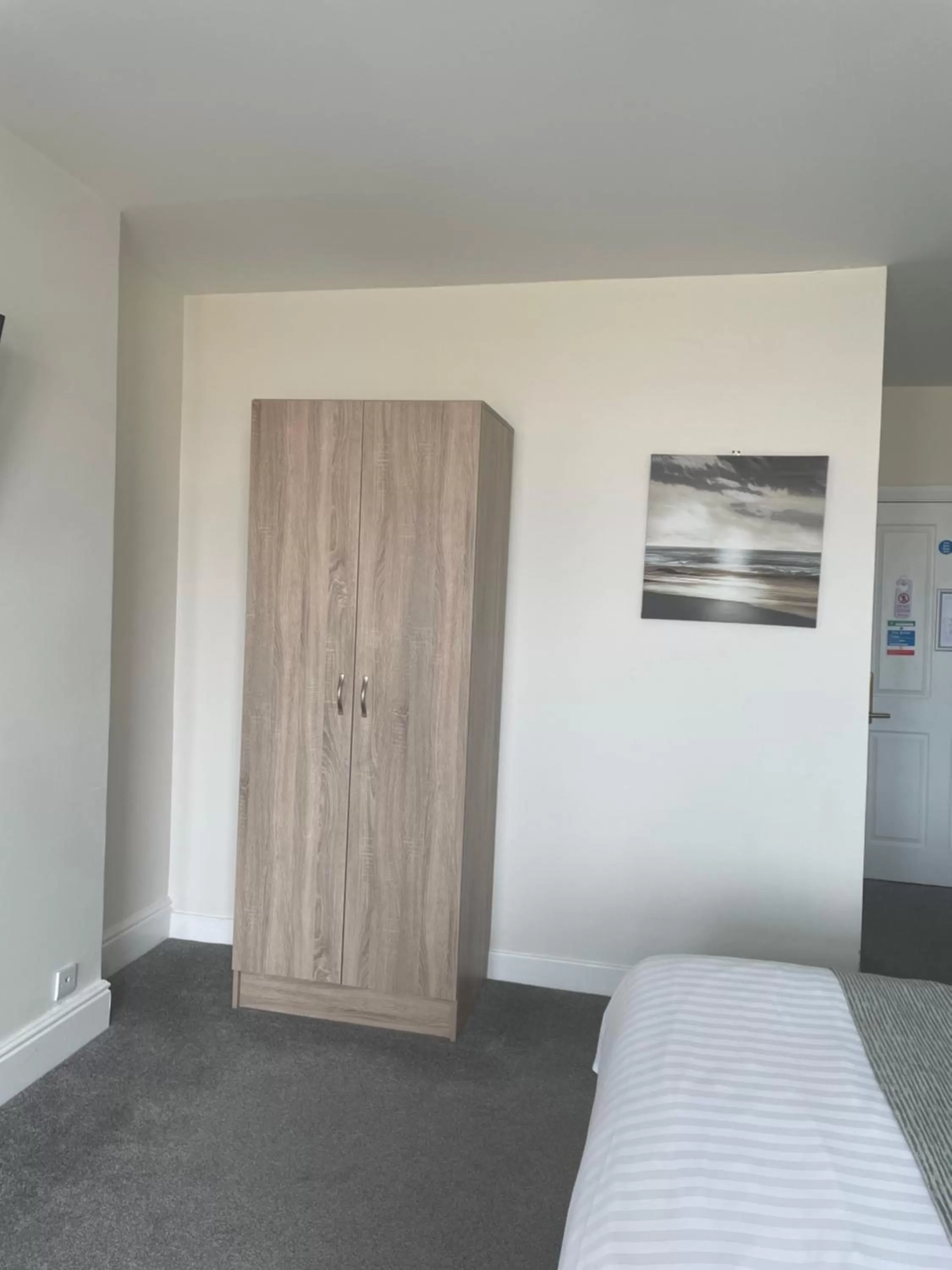 wardrobe, Bed in The Clarendon Hotel