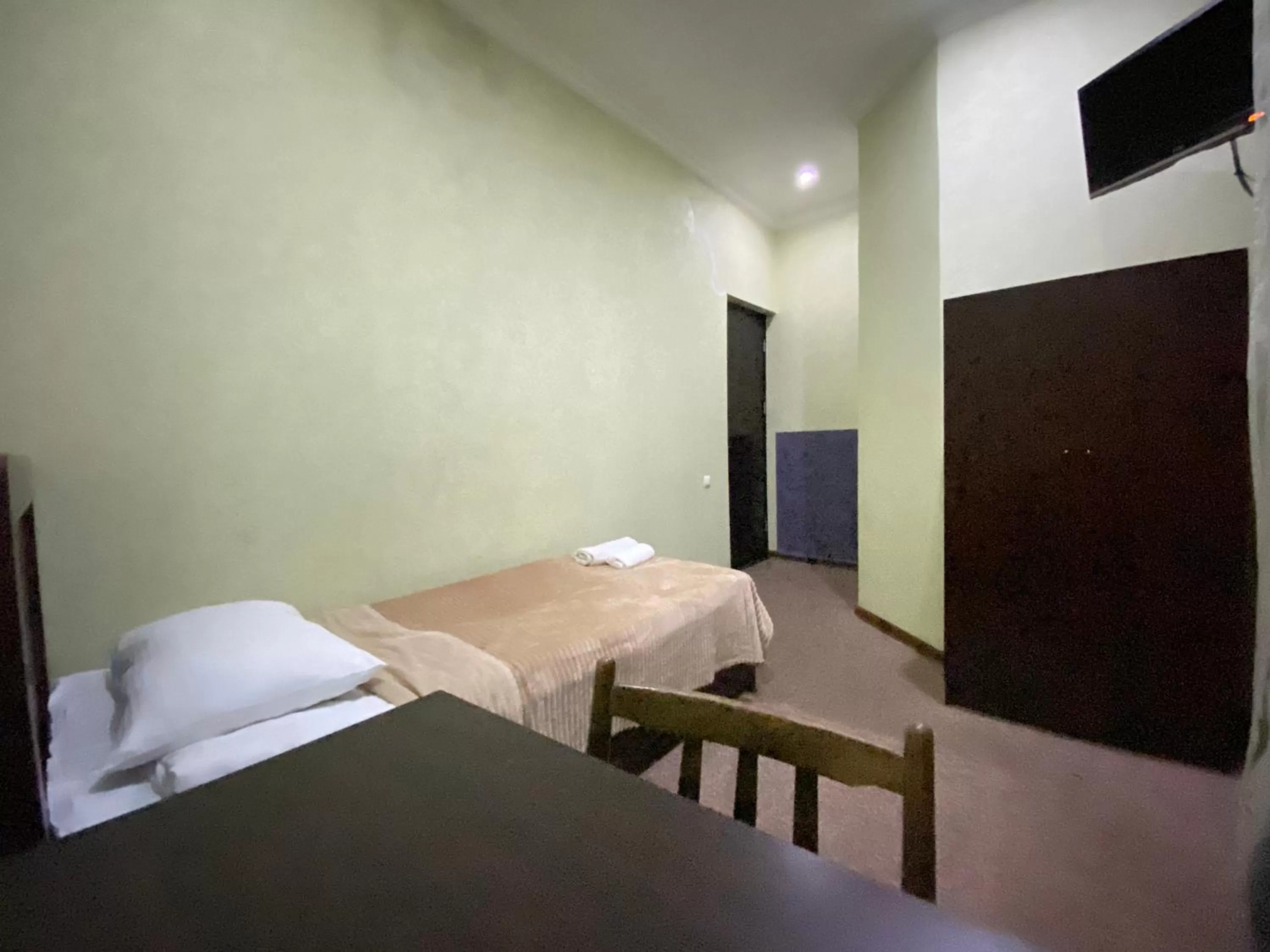 Communal lounge/ TV room, Bed in Hotel Shalimar