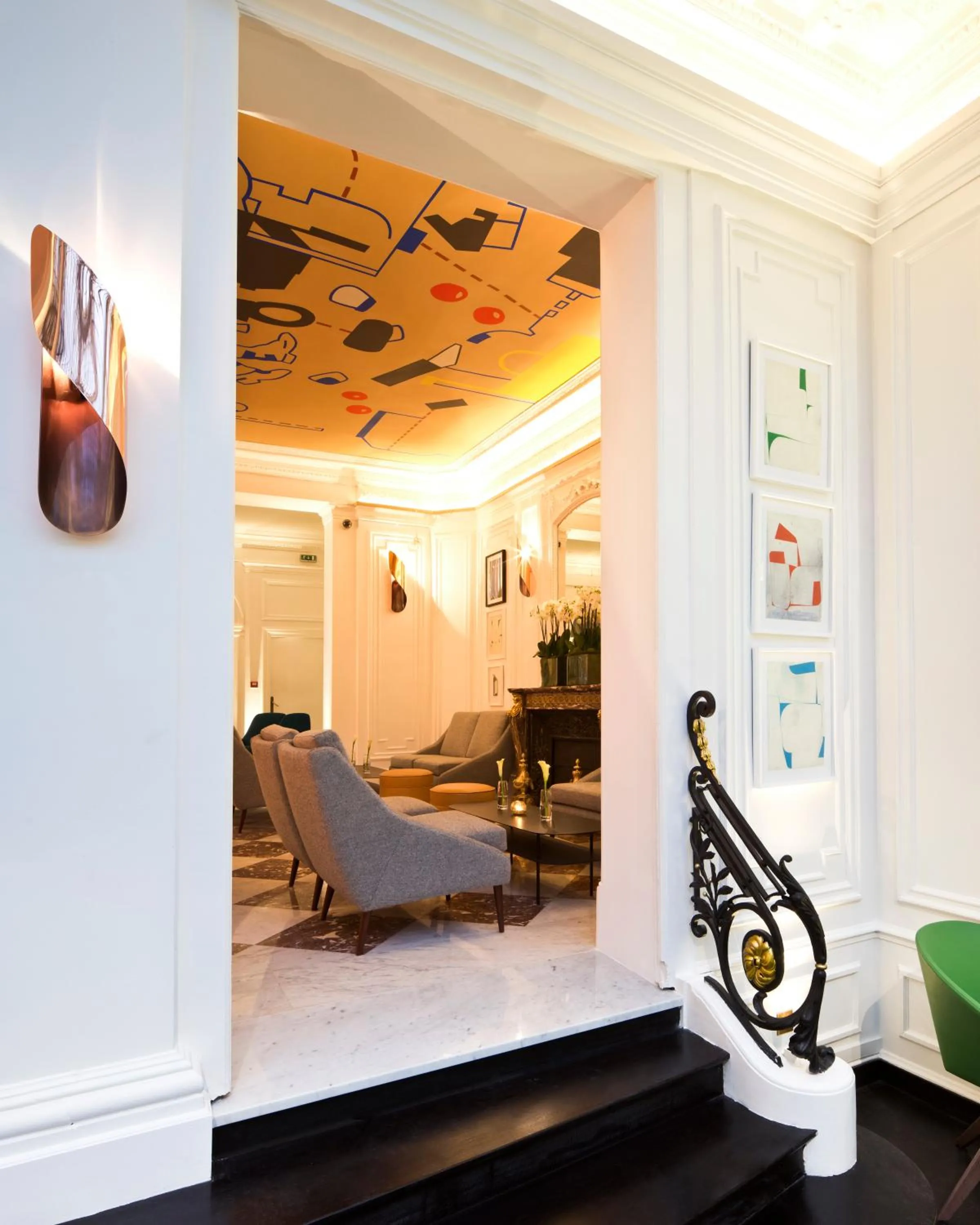 Lounge or bar in Hôtel Vernet Champs Elysées Paris