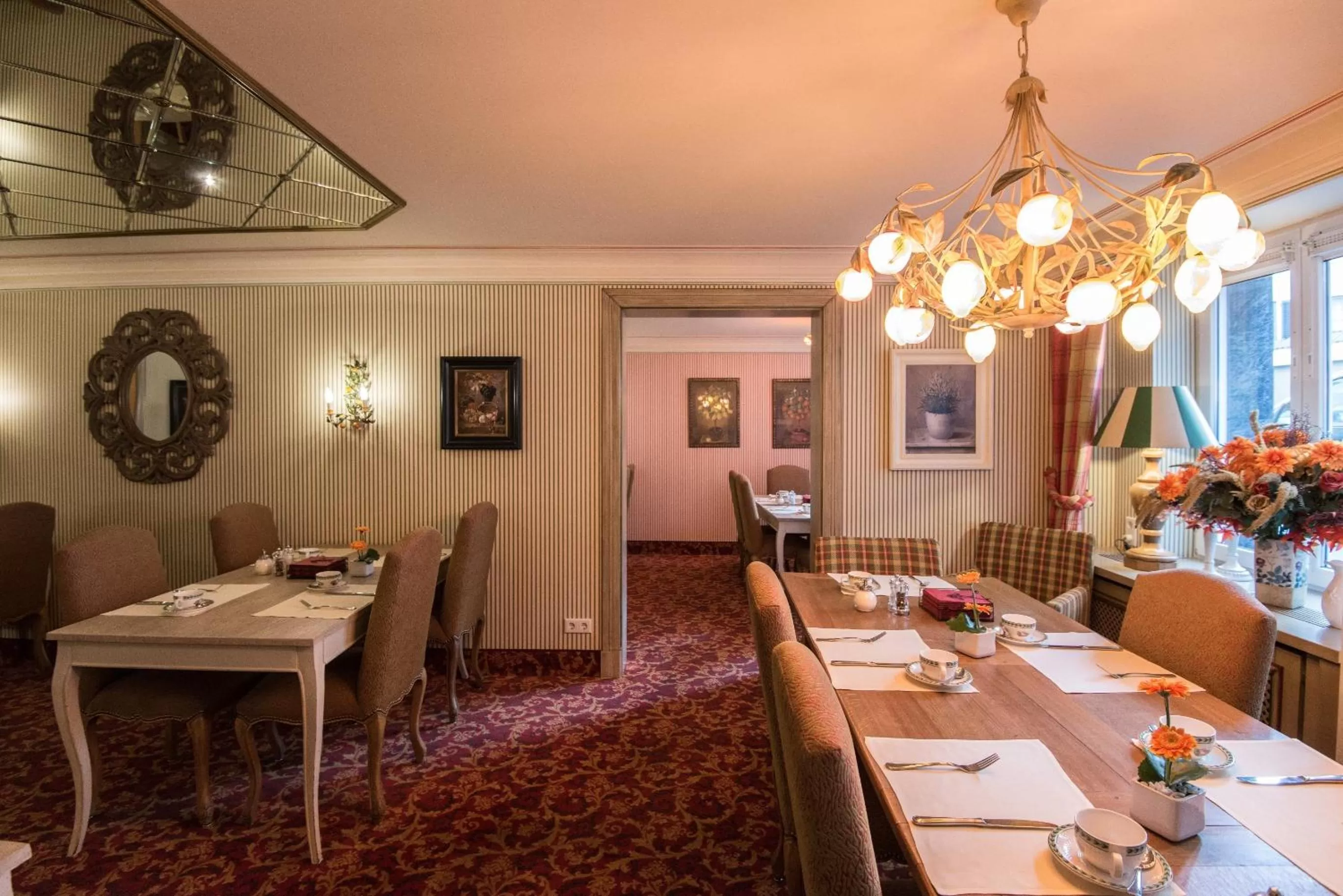 Restaurant/places to eat in Hotel City House