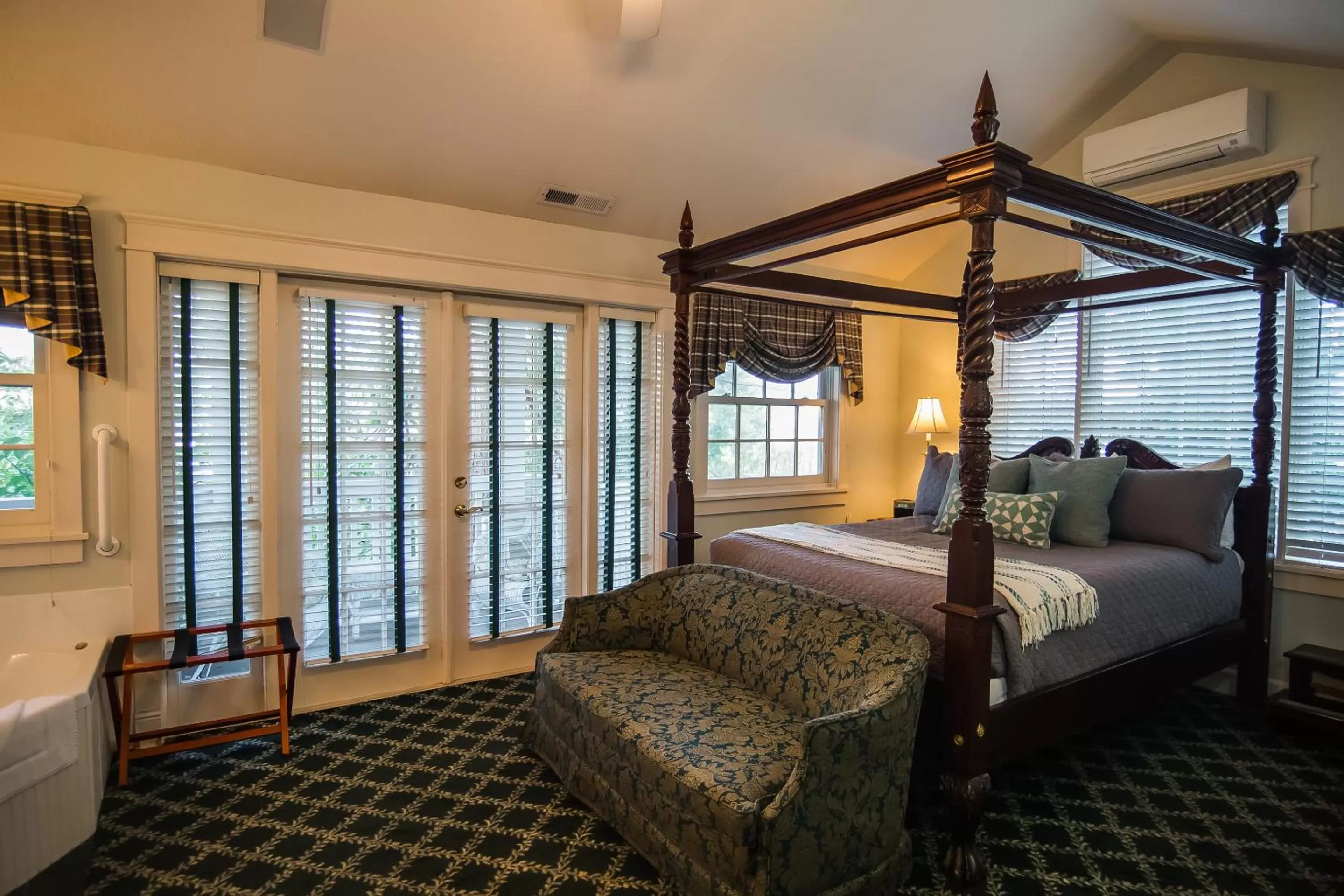 Bed in The Campbell House Inn