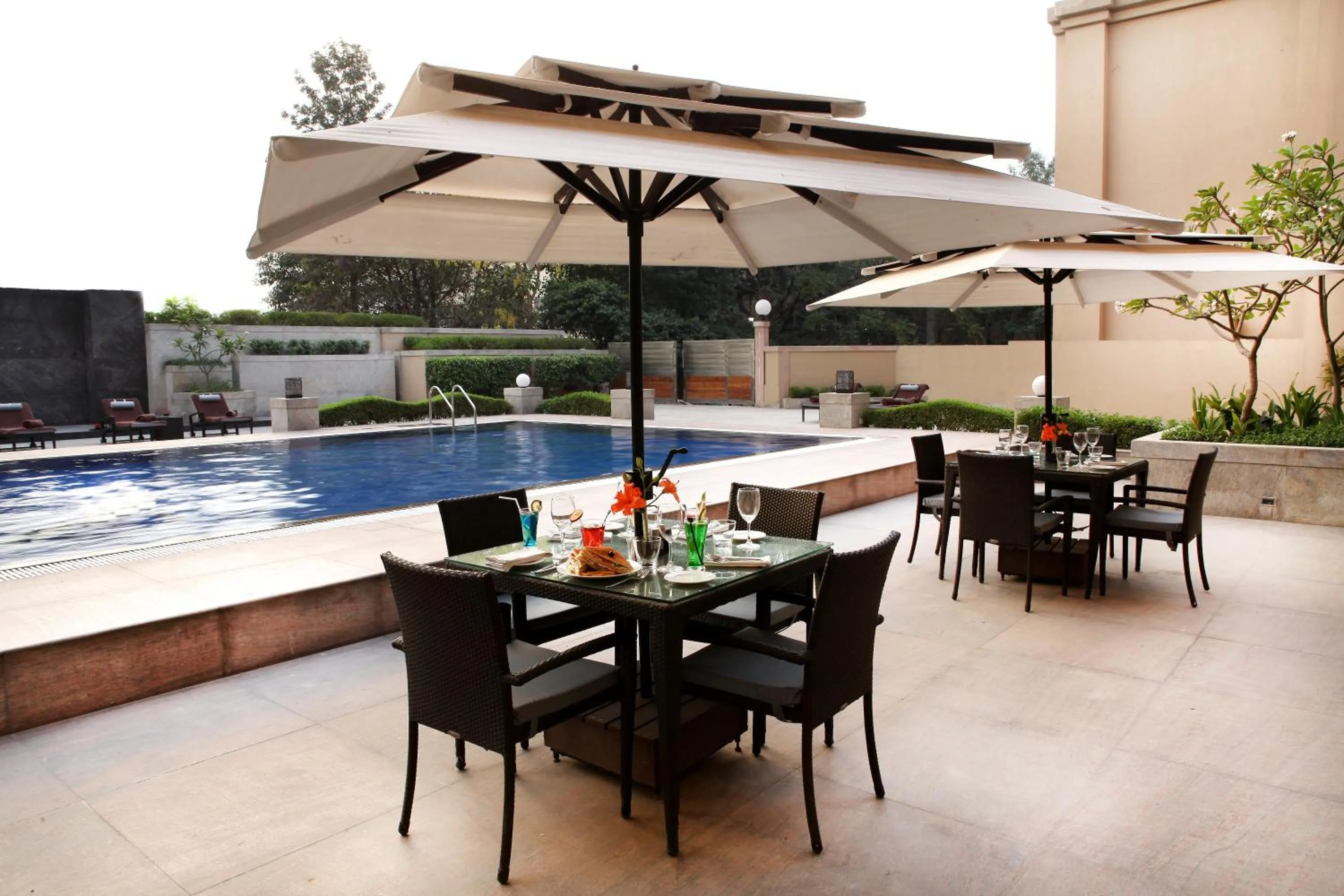 Swimming pool in The Metropolitan Hotel & Spa New Delhi