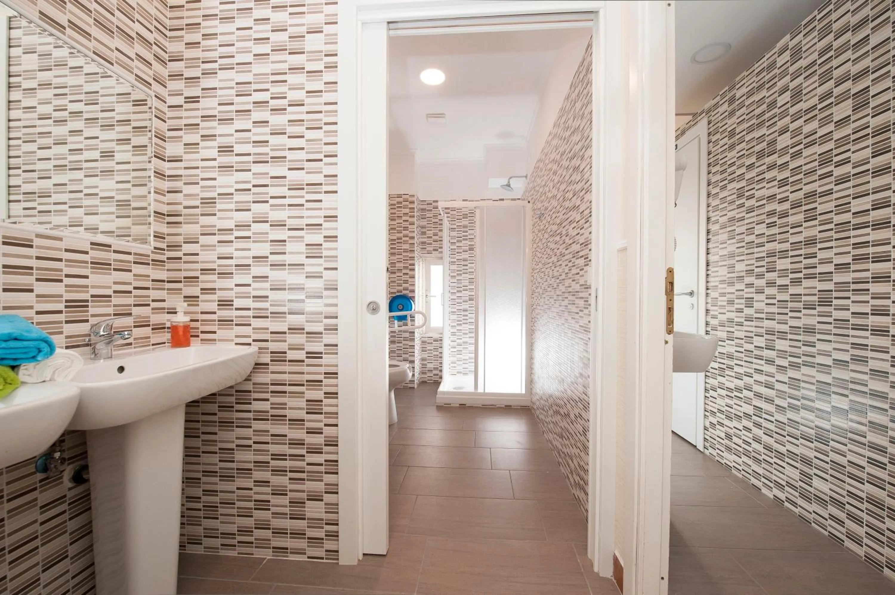 Bathroom in Budget Rooms Des Arts